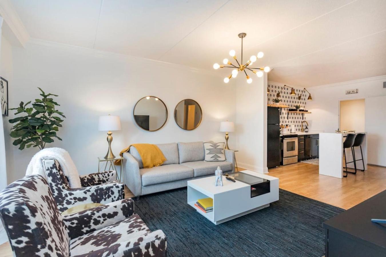 Two On Music Row That Sleeps 14 With Pool And Parking Apartment *