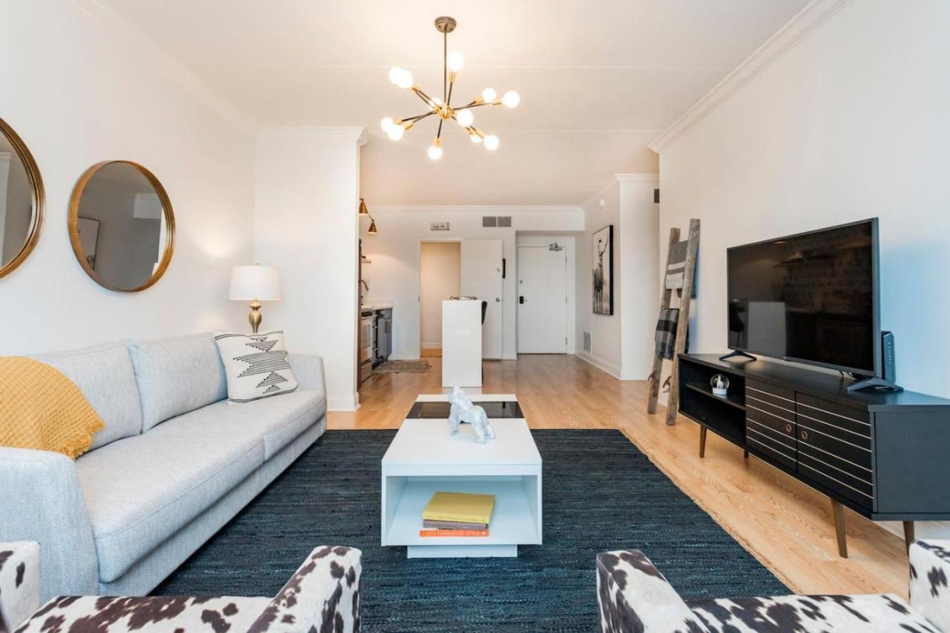 Apartment Two On Music Row That Sleeps 14 With Pool And Parking *