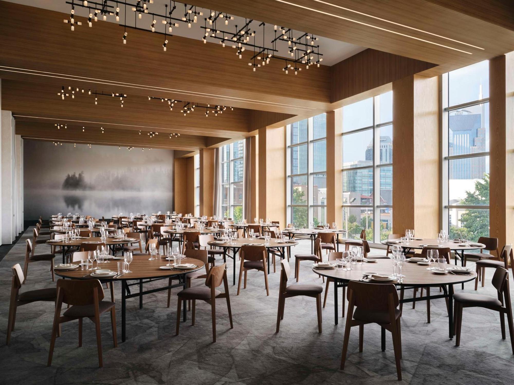 Hotel Embassy By Hilton Downtown