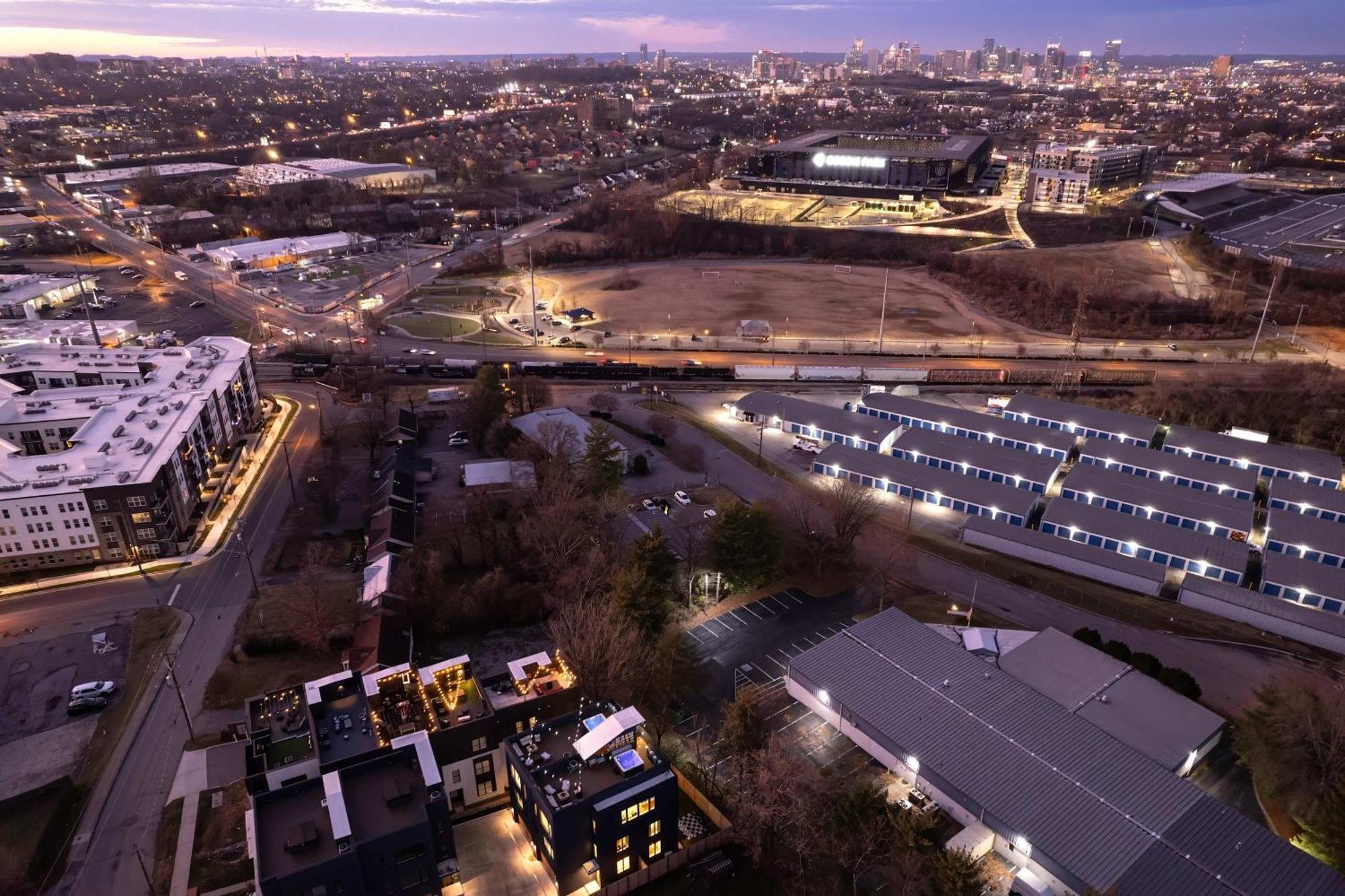 Rooftop Deck Hot Tub Game Downtown Holiday home *