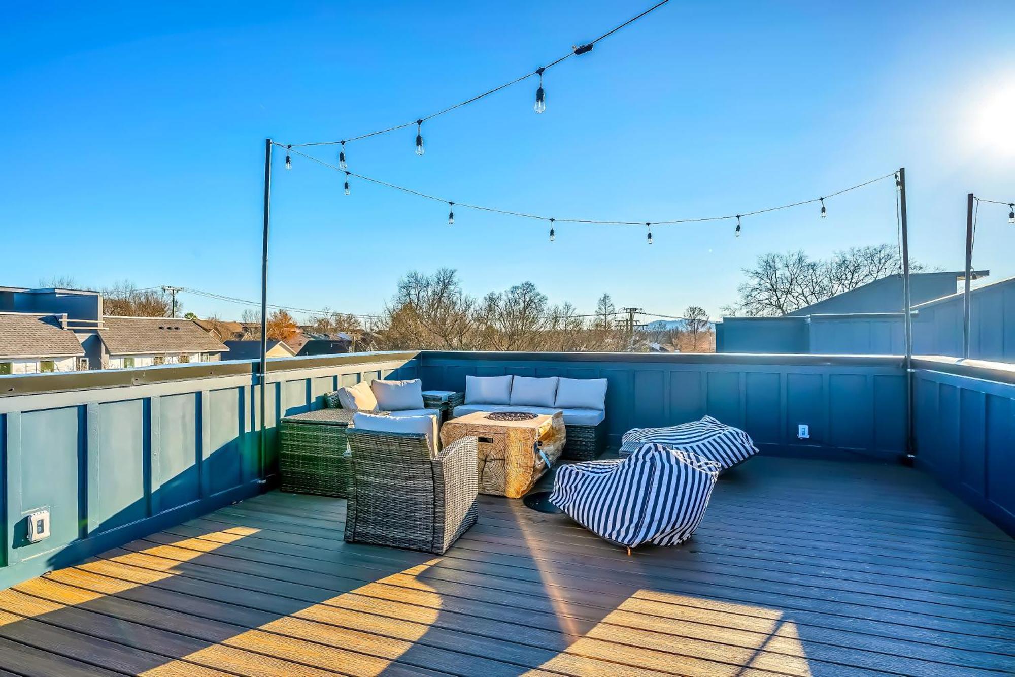 Rooftop Deck Hot Tub Game Downtown Holiday home *