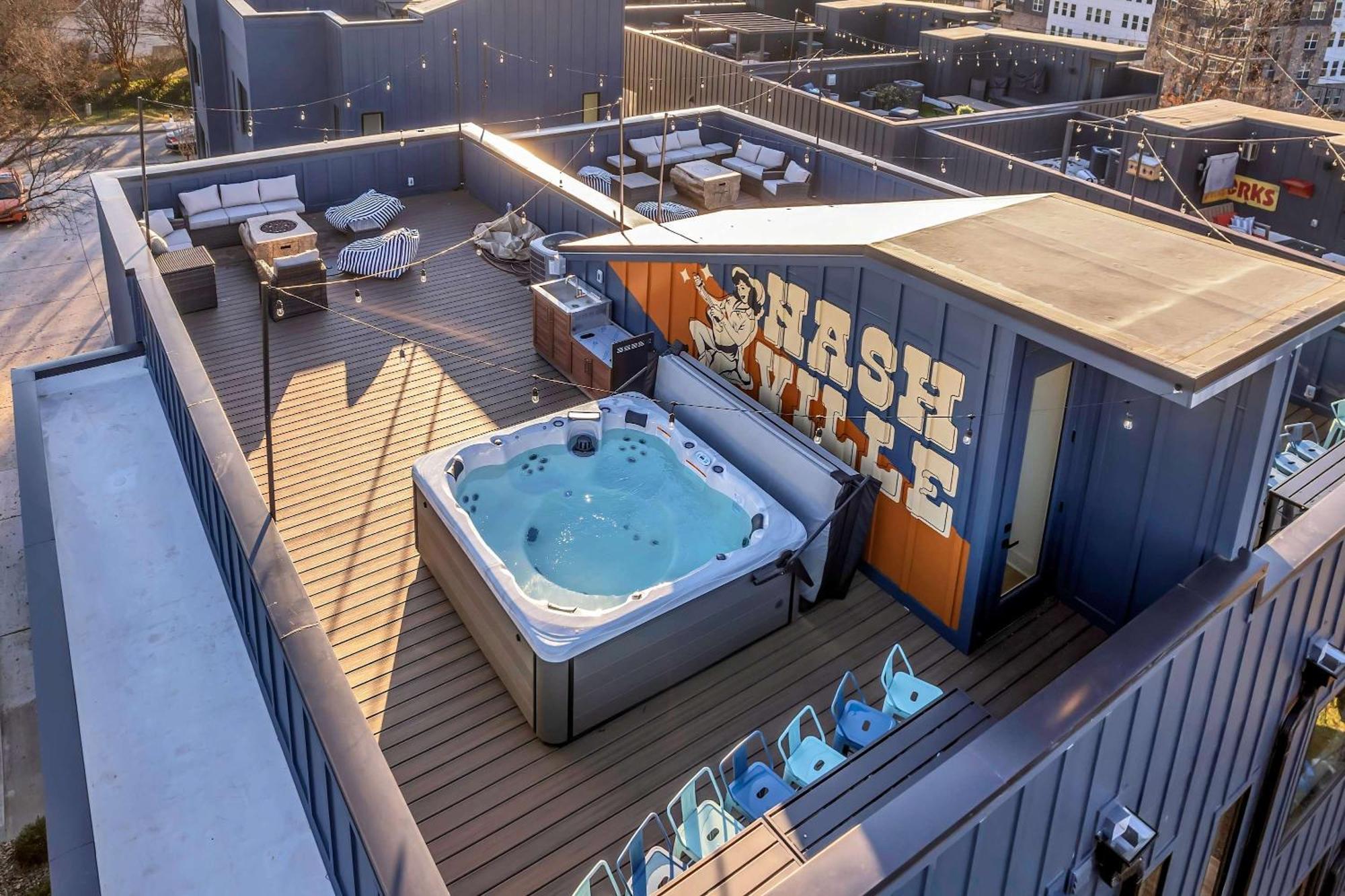 Rooftop Deck Hot Tub Game Downtown Holiday home *