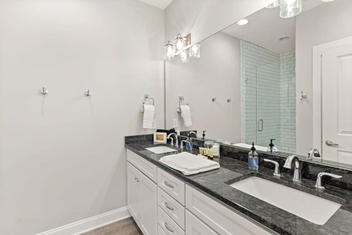 2 Chic Townhomes Near Geodis Sleeps 22 Holiday home