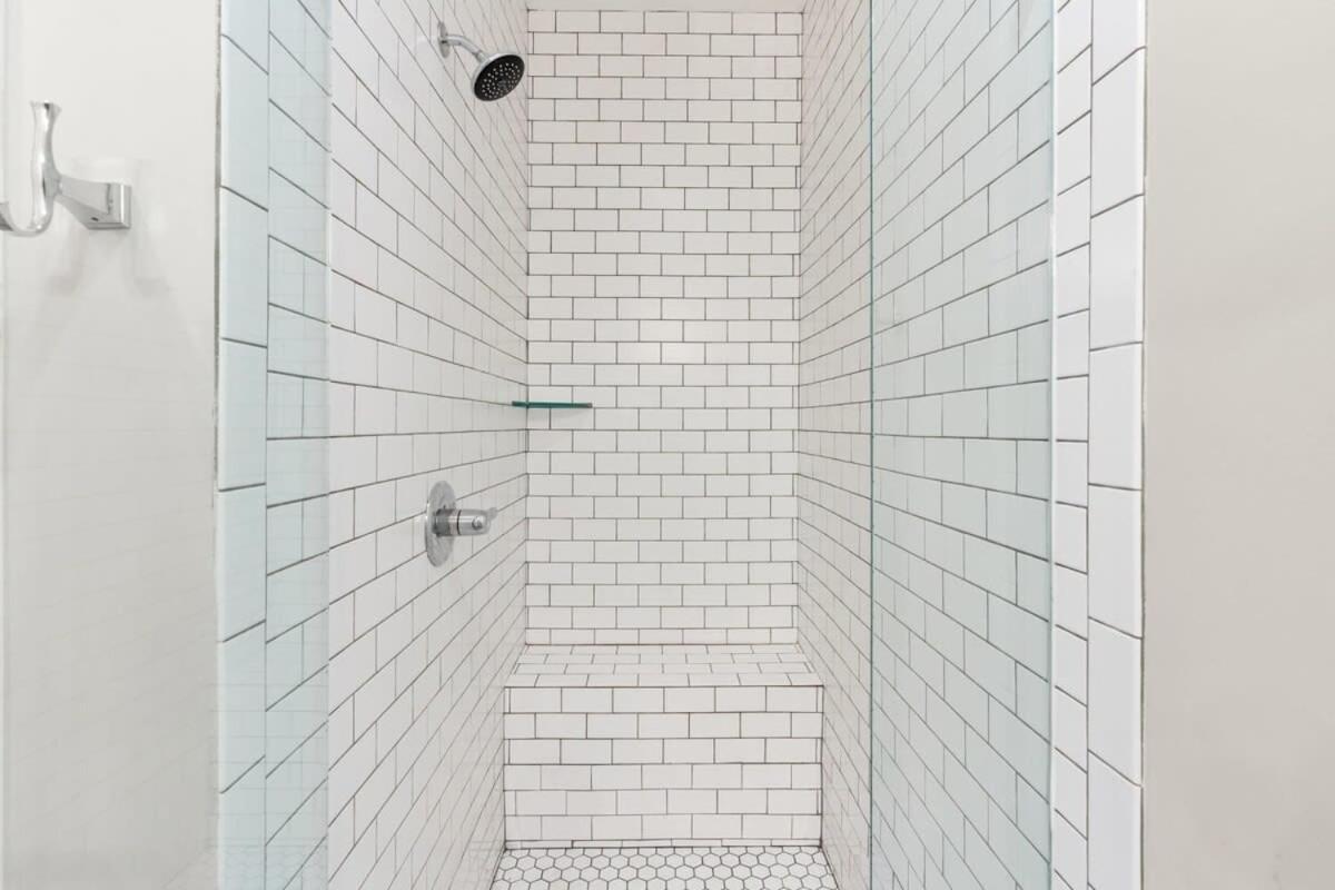 Holiday home 2 Chic Townhomes Near Geodis Sleeps 22