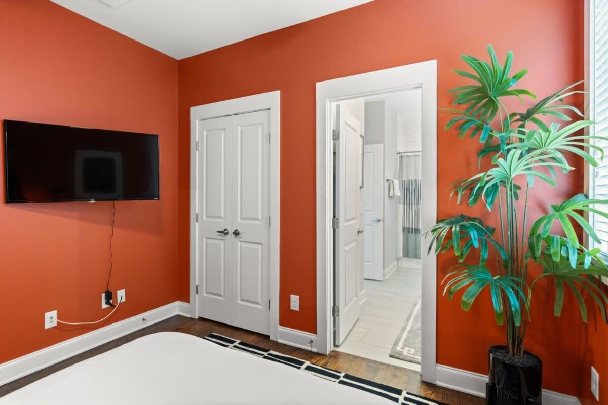 Holiday home 2 Chic Townhomes Near Geodis Sleeps 22 *