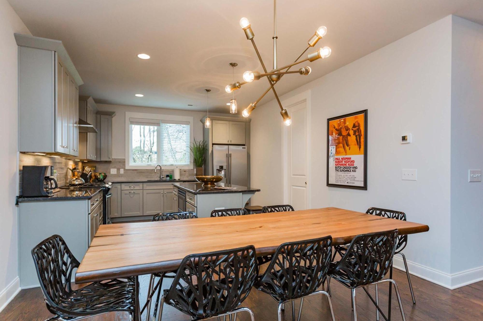 Holiday home 2 Chic Townhomes Near Geodis Sleeps 22 *