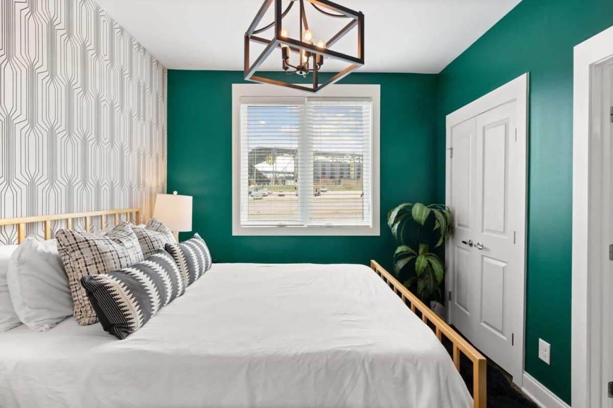 2 Chic Townhomes Near Geodis Sleeps 22 * Nashville