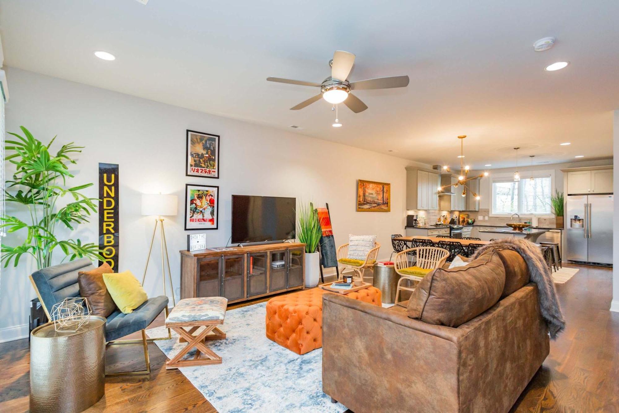 2 Chic Townhomes Near Geodis Sleeps 22 Holiday home *