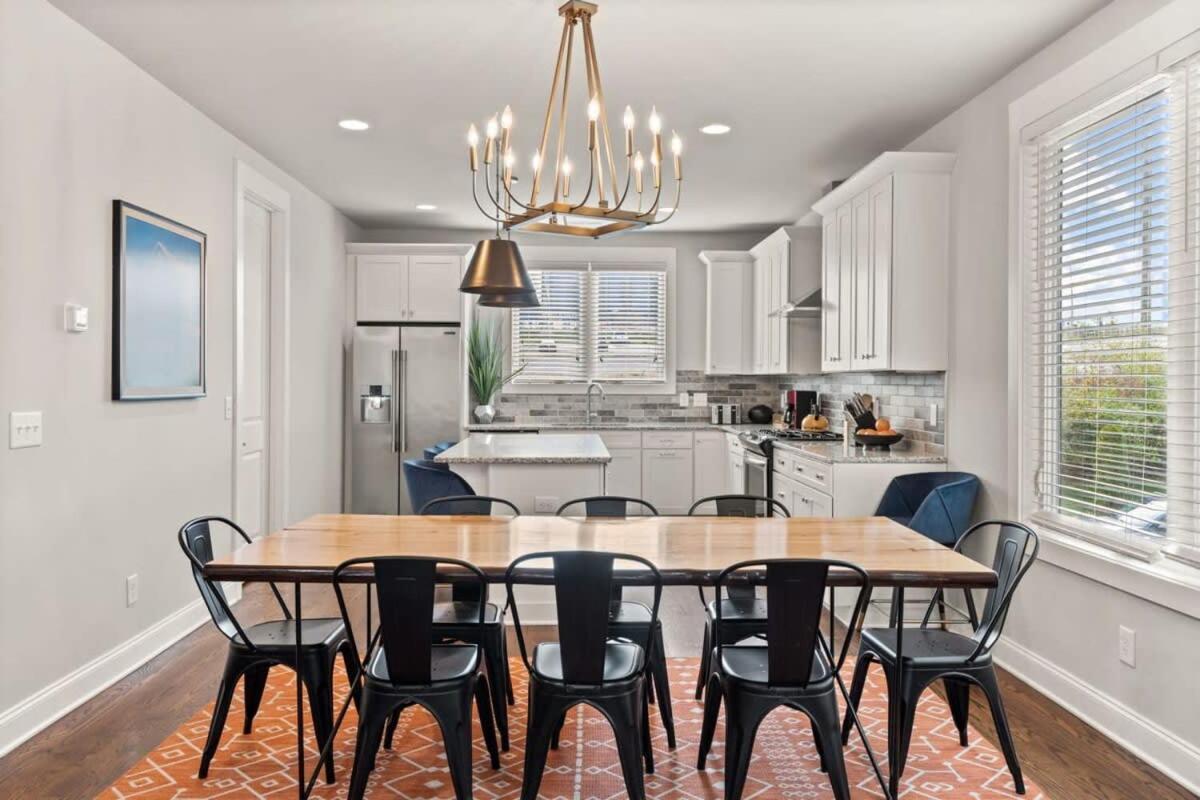 2 Chic Townhomes Near Geodis Sleeps 22 *