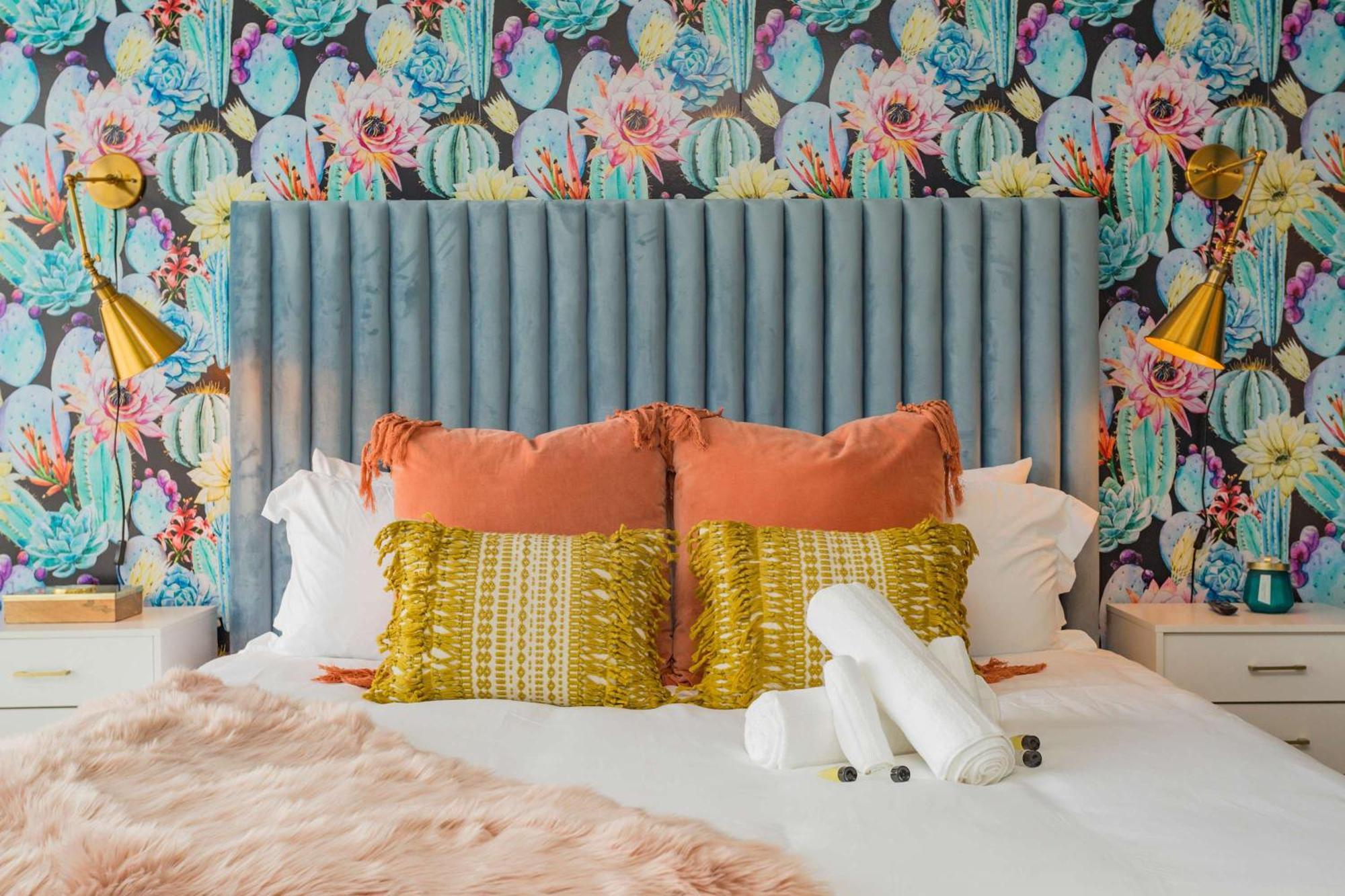 2 Chic Townhomes Near Geodis Sleeps 22 *