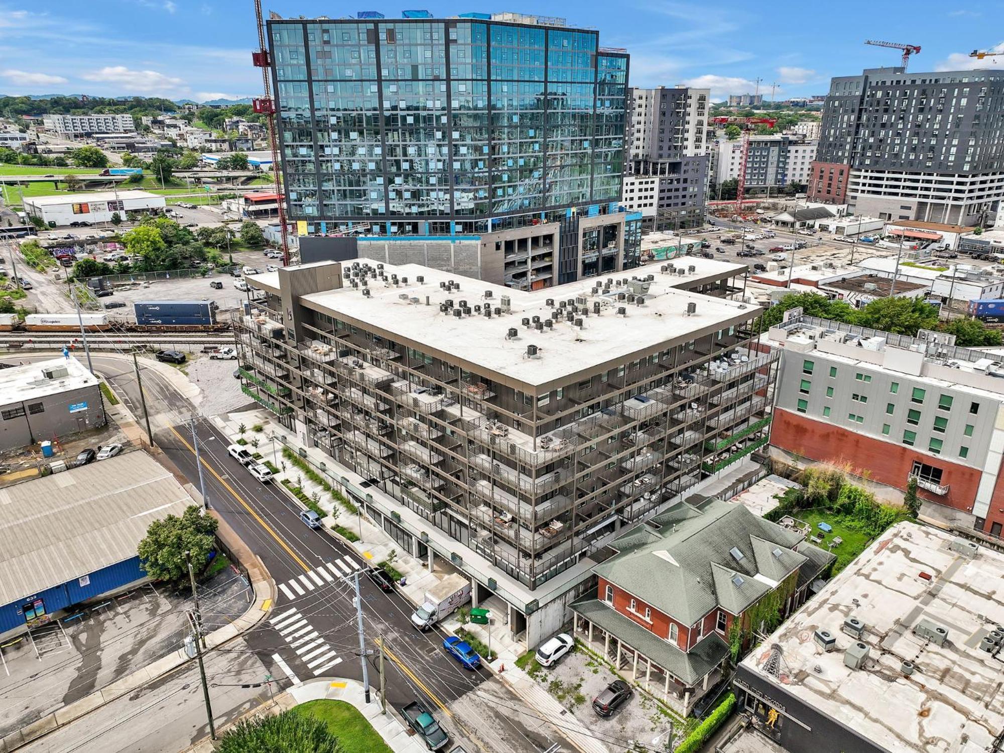 Honky Tonk Hideaway, Walk To Broadway, Pool, Gym And Parking