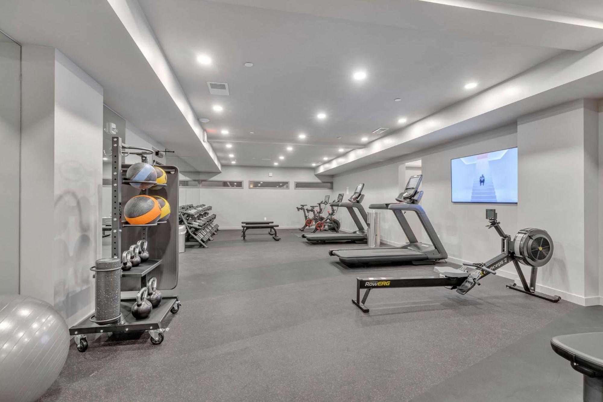 Honky Tonk Hideaway, Walk To Broadway, Pool, Gym And Parking * Nashville