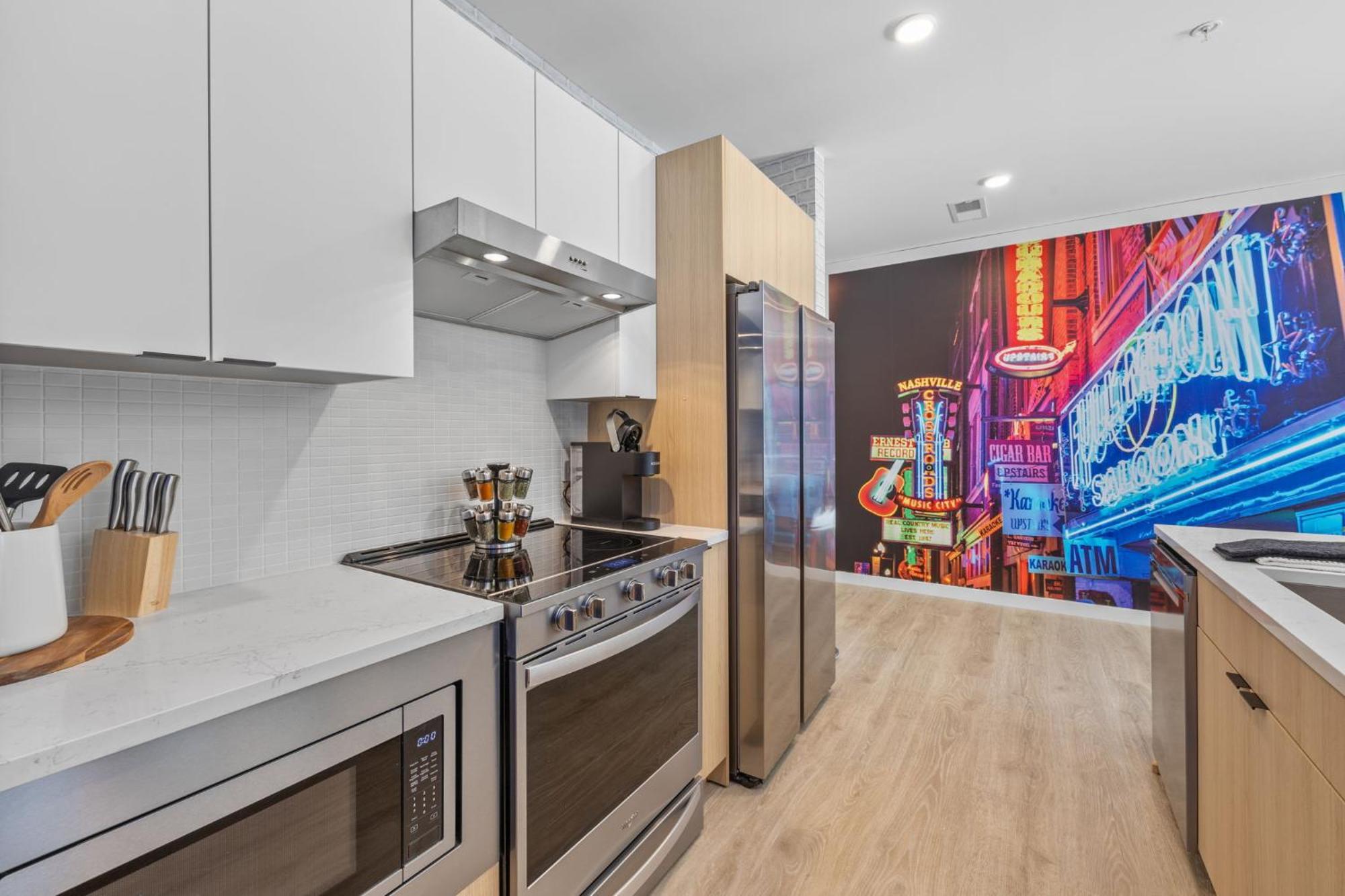 Honky Tonk Hideaway, Walk To Broadway, Pool, Gym And Parking Holiday home