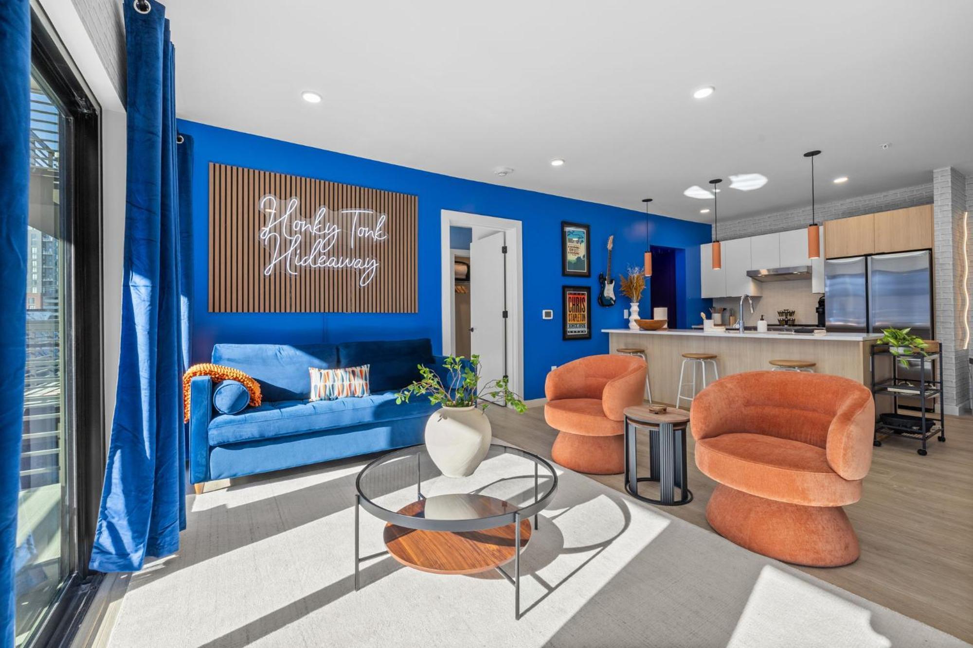 Honky Tonk Hideaway, Walk To Broadway, Pool, Gym And Parking