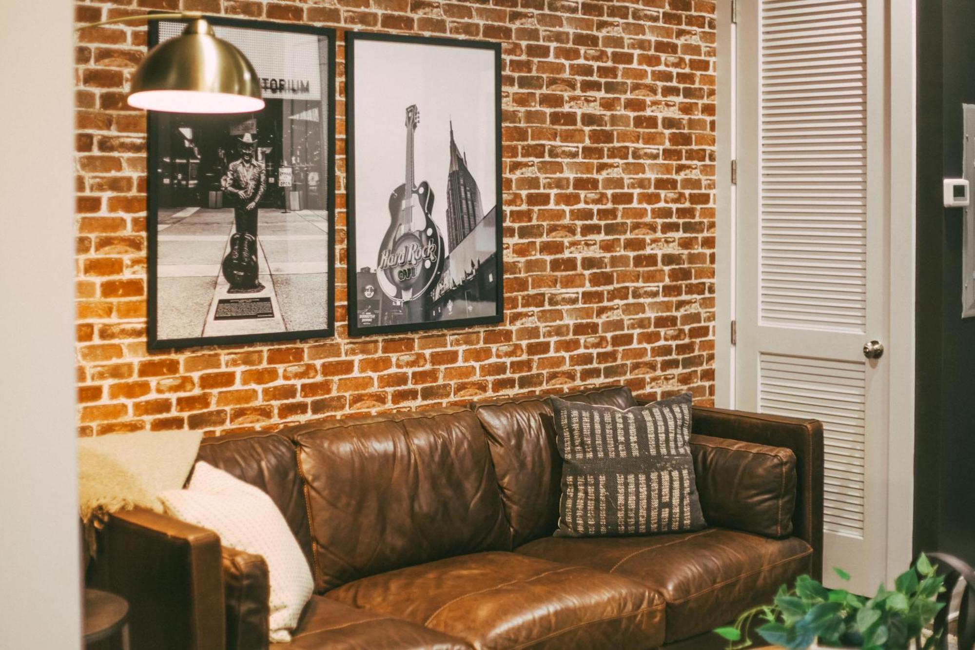 Legends Loft Modern Near Vandy On West End Holiday home *