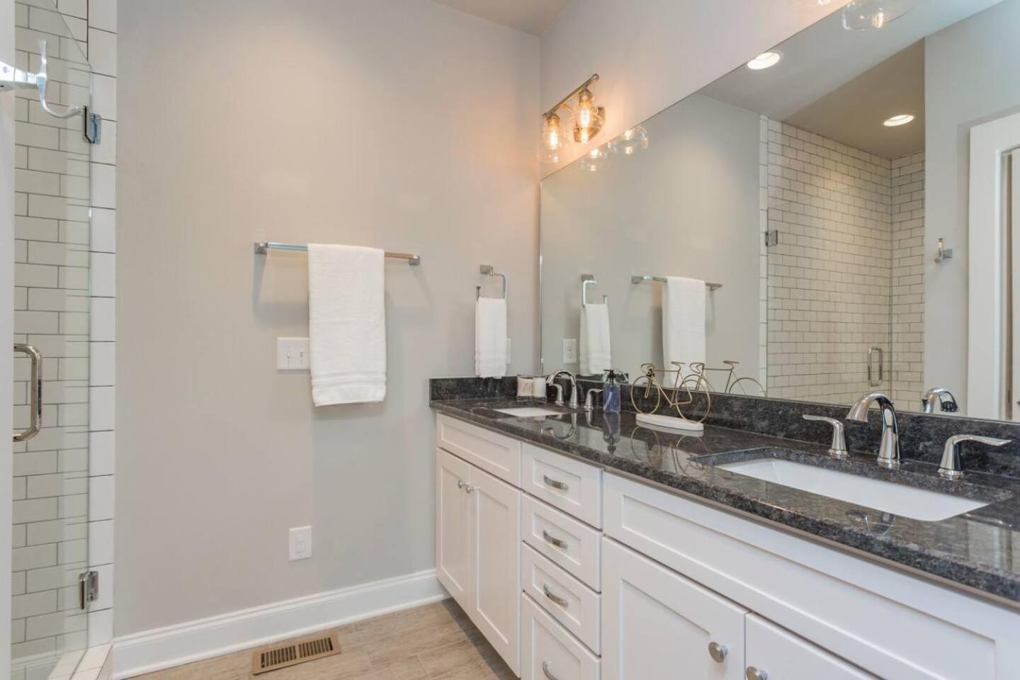 Spacious Home By Geodis Park, 23 Mi To Broadway Holiday home