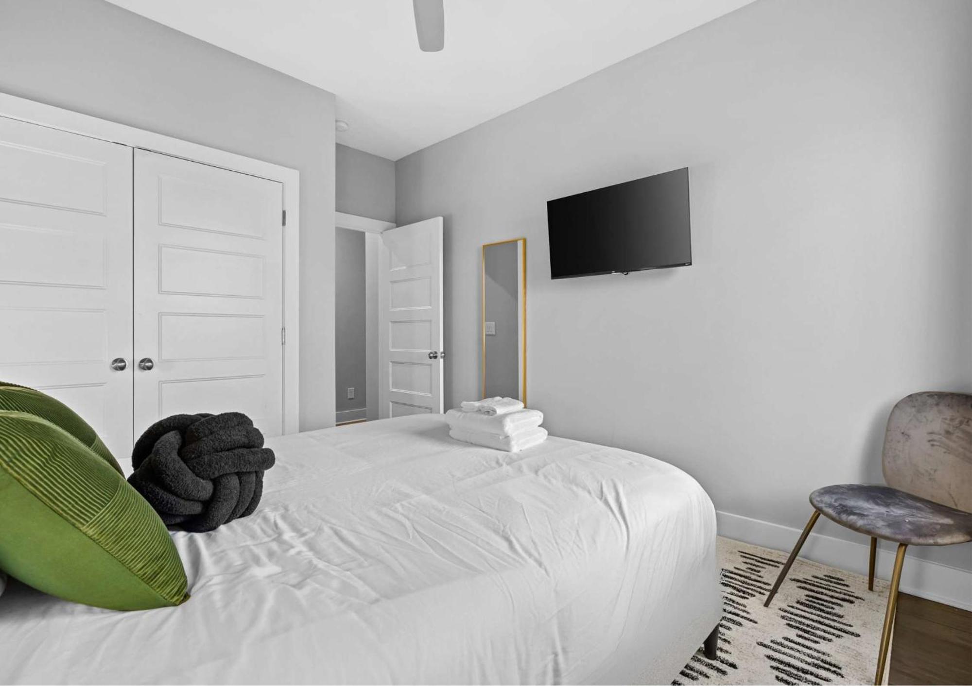 5 Mins To Dt ~gameroom ~ Balcony~sleeps 10~karaoke *