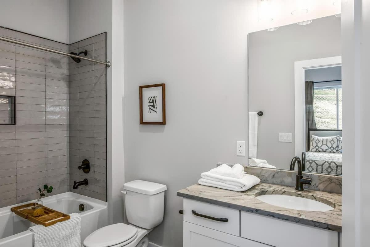 Stylish - Rooftop Deck - Hot Tub * Nashville