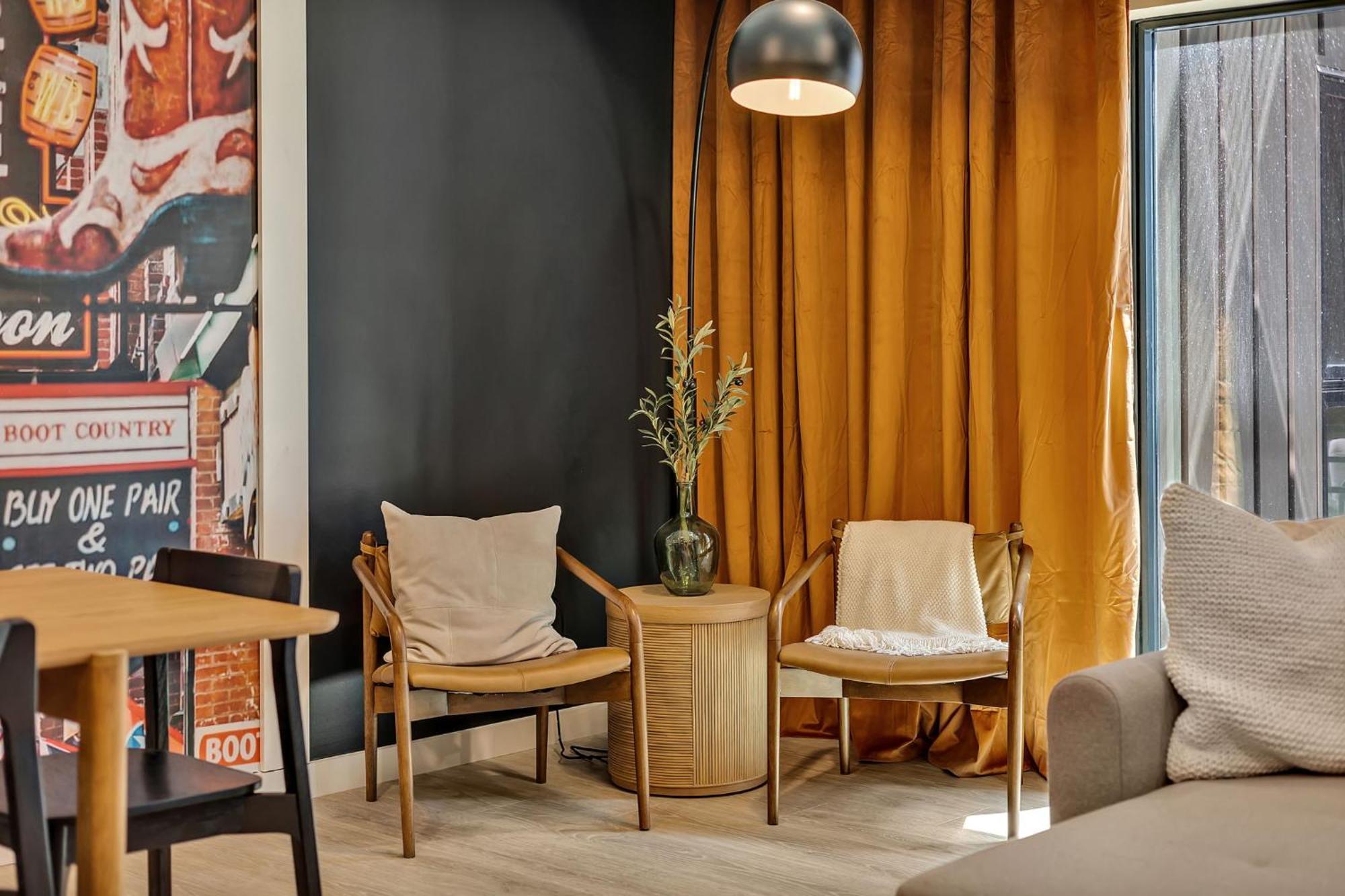 Boots On Broadway In Downtown With Parking, Pool, Gym Apartment
