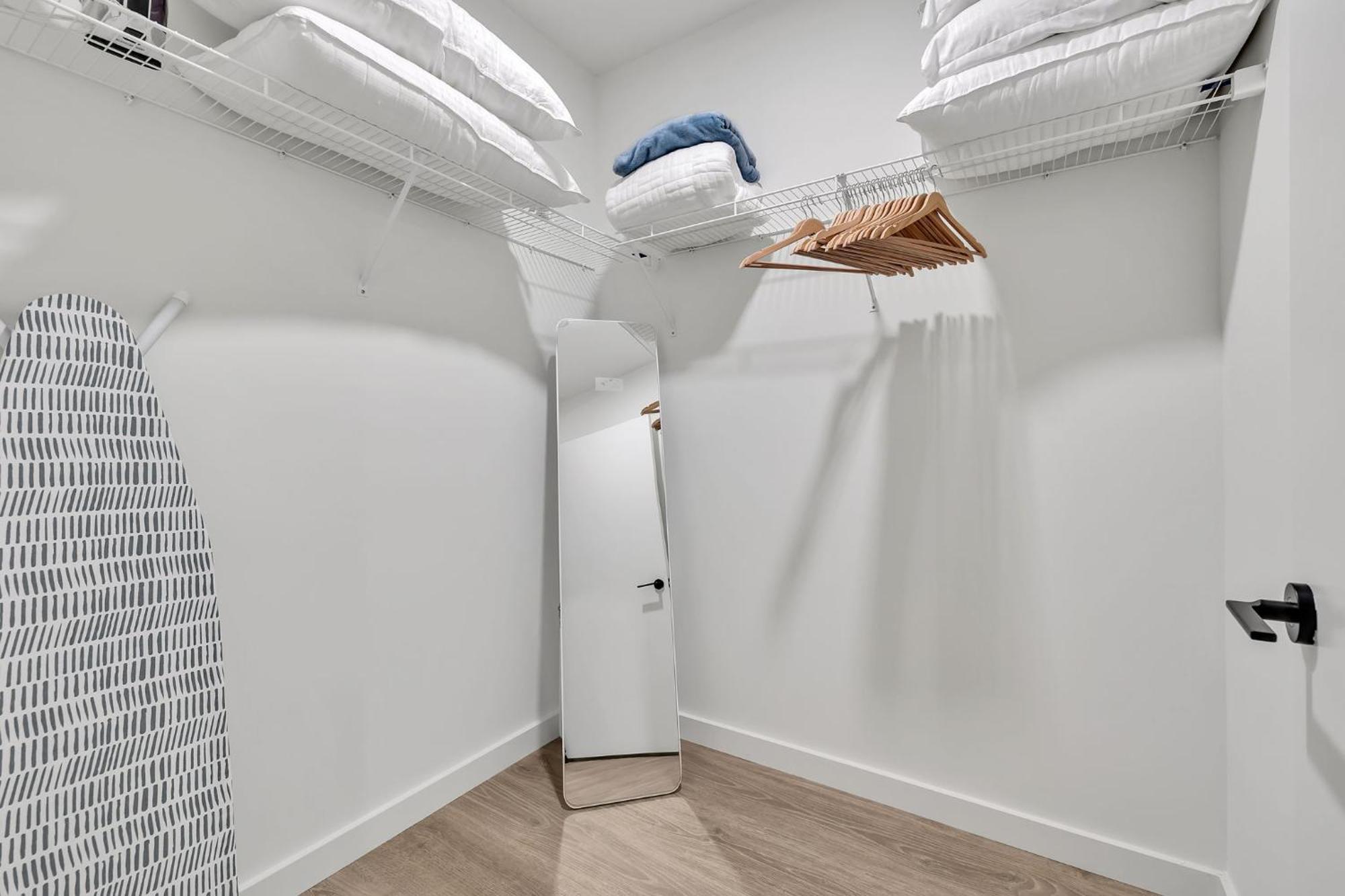 Apartment Boots On Broadway In Downtown With Parking, Pool, Gym *
