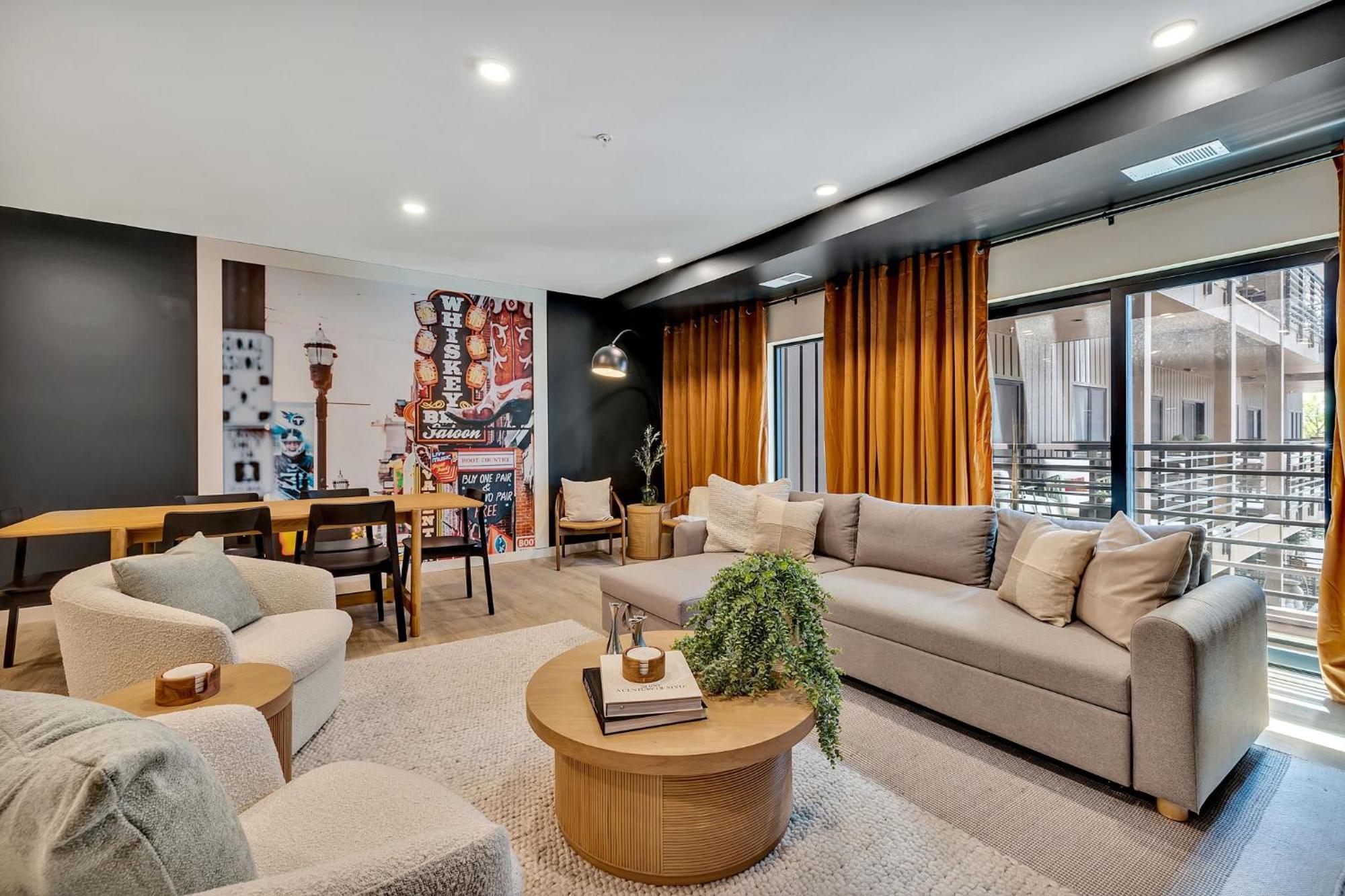 Boots On Broadway In Downtown With Parking, Pool, Gym