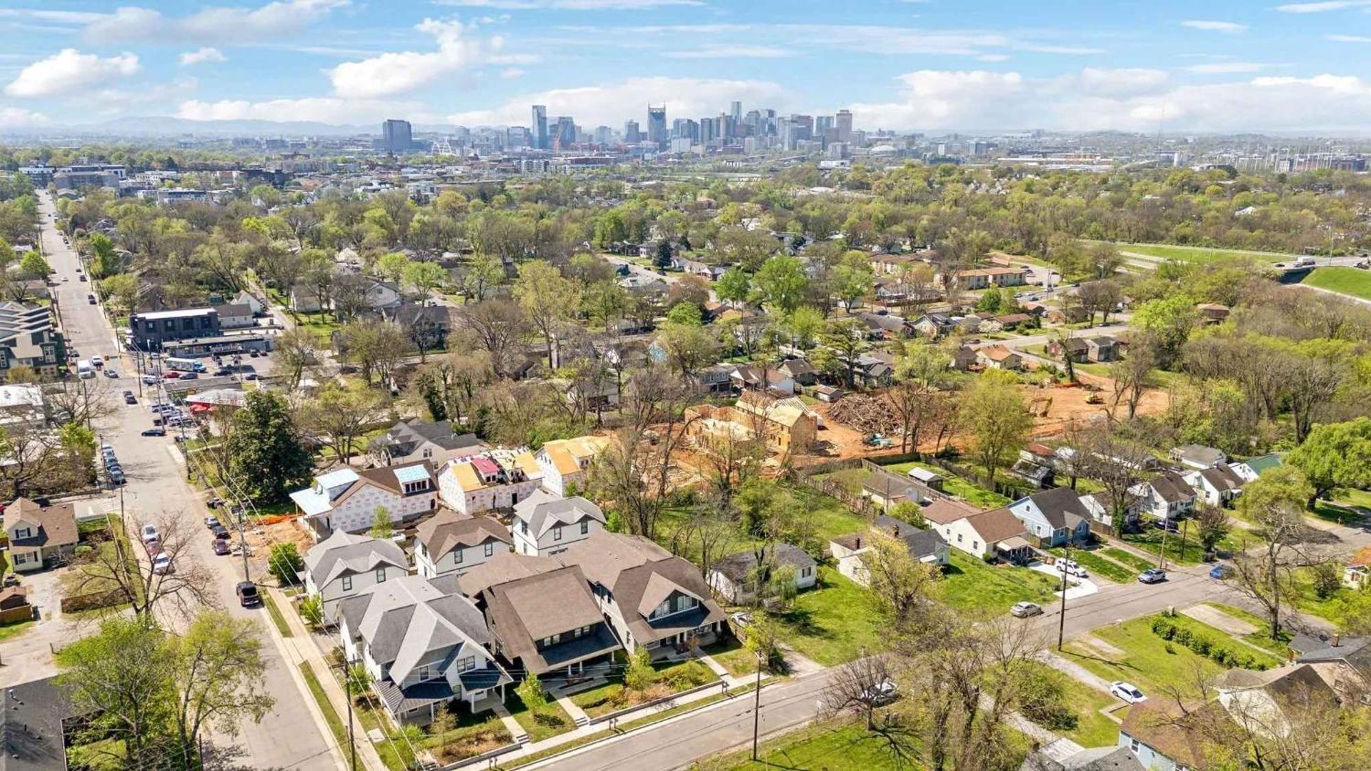 Holiday home Stylish East Nash Retreat, Walk To Local Favorites, Sleep 10 With Smart Tvs, Workspace & Fast Wifi, Attached Garage & Full Kitchen, Walk To Mas Tacos, Drive 10 Min To Downtown Broadway, 24 Hr Hospitality Nashville