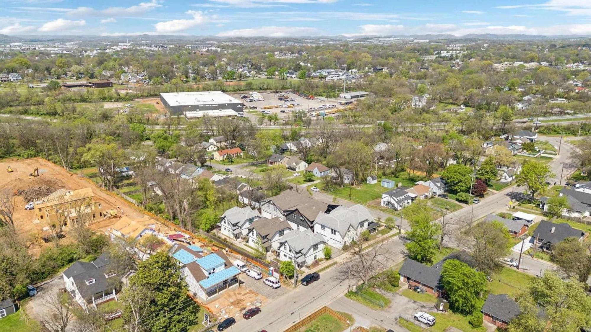 Stylish East Nash Retreat, Walk To Local Favorites, Sleep 10 With Smart Tvs, Workspace & Fast Wifi, Attached Garage & Full Kitchen, Walk To Mas Tacos, Drive 10 Min To Downtown Broadway, 24 Hr Hospitality * Nashville