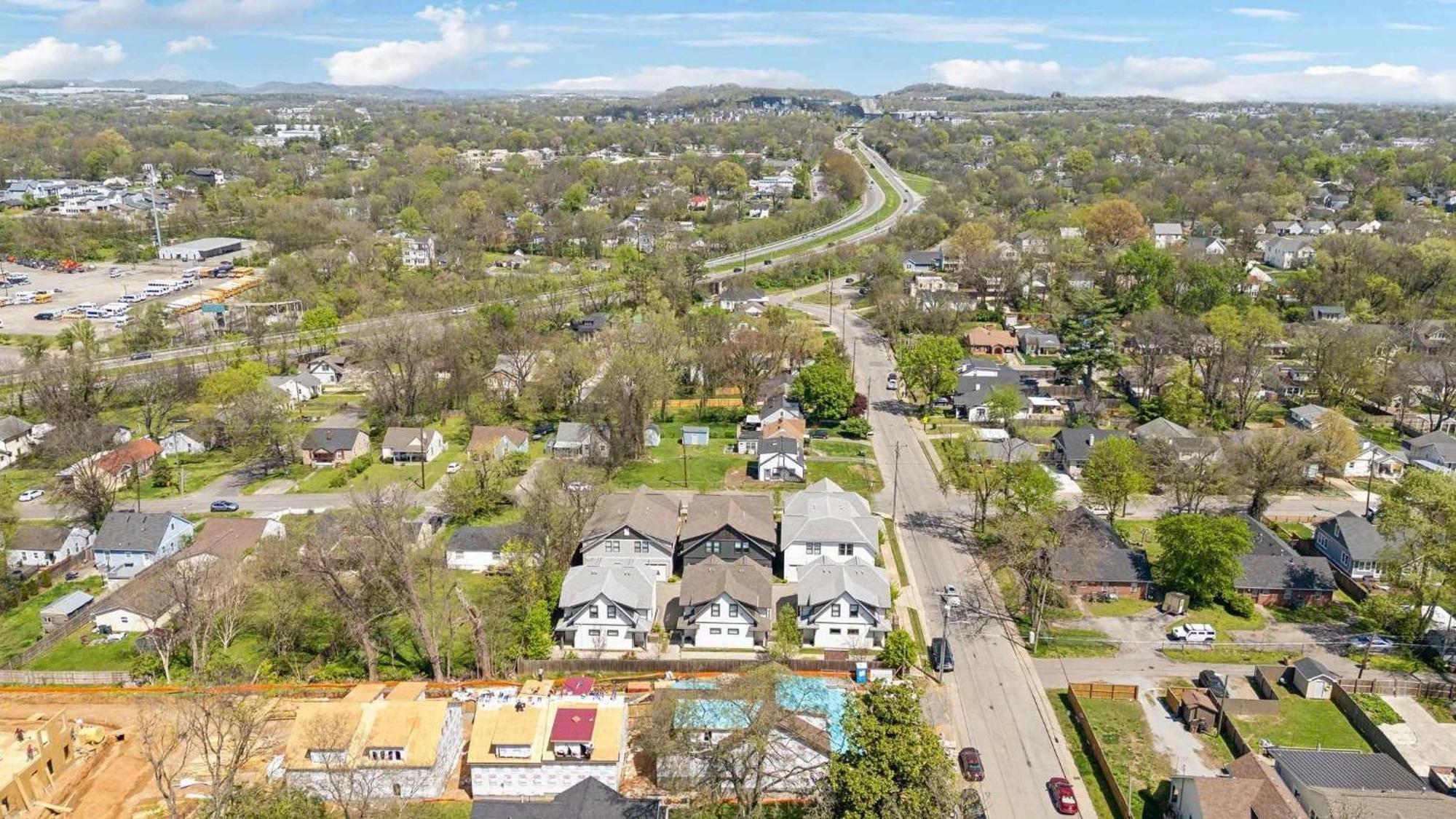 Stylish East Nash Retreat, Walk To Local Favorites, Sleep 10 With Smart Tvs, Workspace & Fast Wifi, Attached Garage & Full Kitchen, Walk To Mas Tacos, Drive 10 Min To Downtown Broadway, 24 Hr Hospitality Nashville