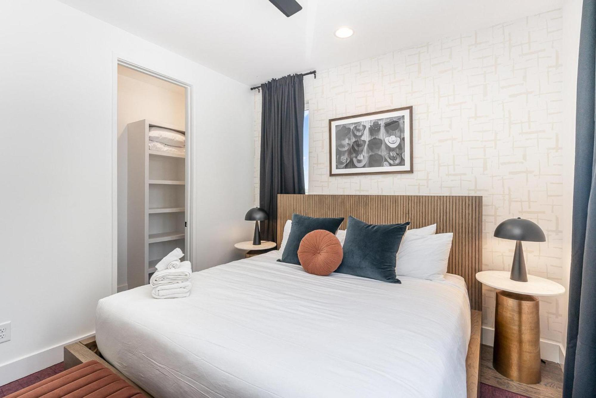 Melody Row-2 Unit Combo W/hot Tub-mins To Broadway *