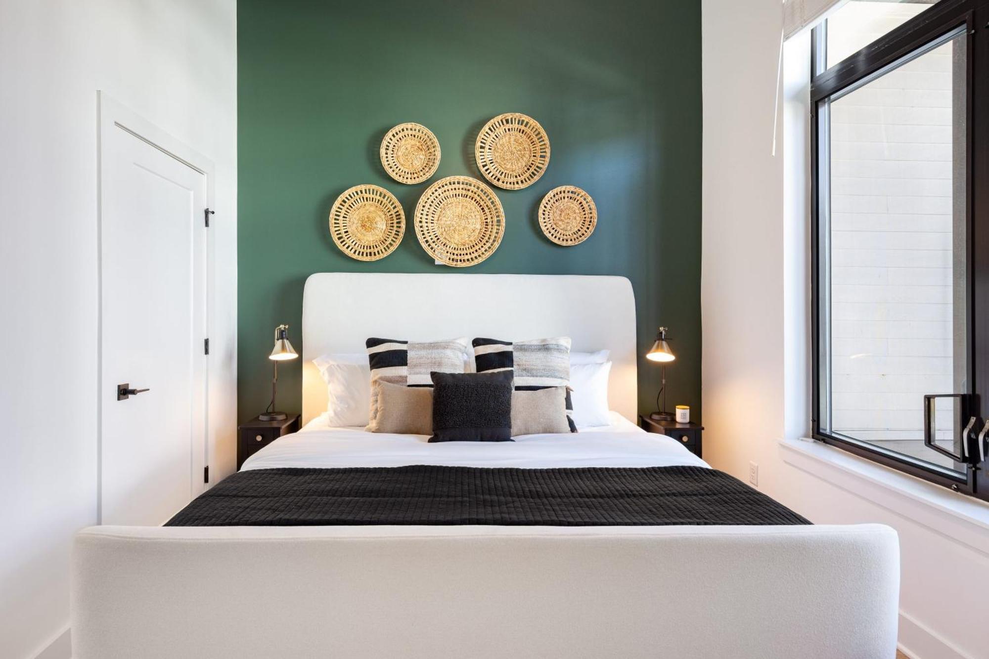 New Build Sleeps 12 2 In Scenic Bluffside Minutes To Downtown Holiday home