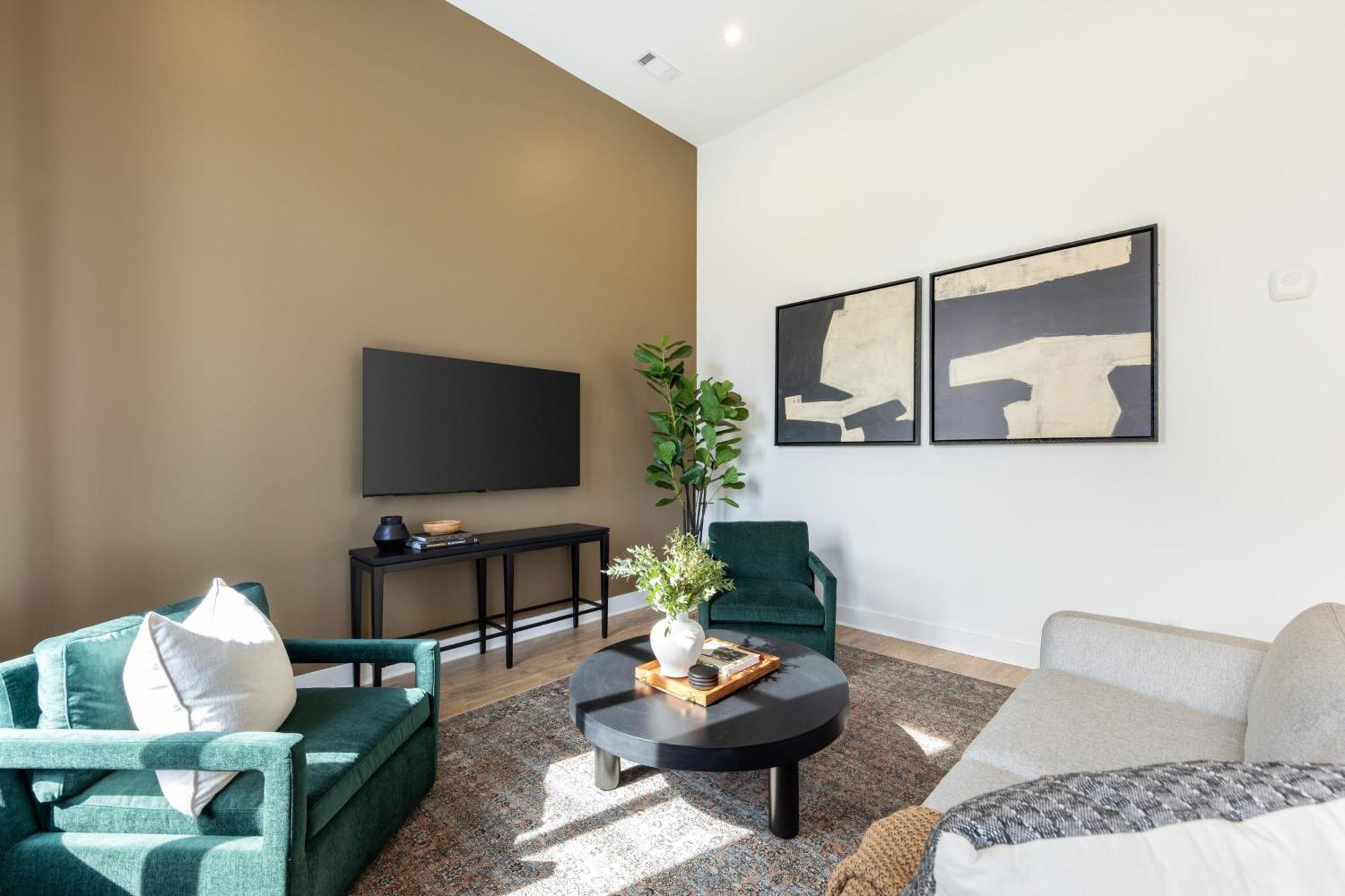 New Build Sleeps 12 2 In Scenic Bluffside Minutes To Downtown Holiday home *