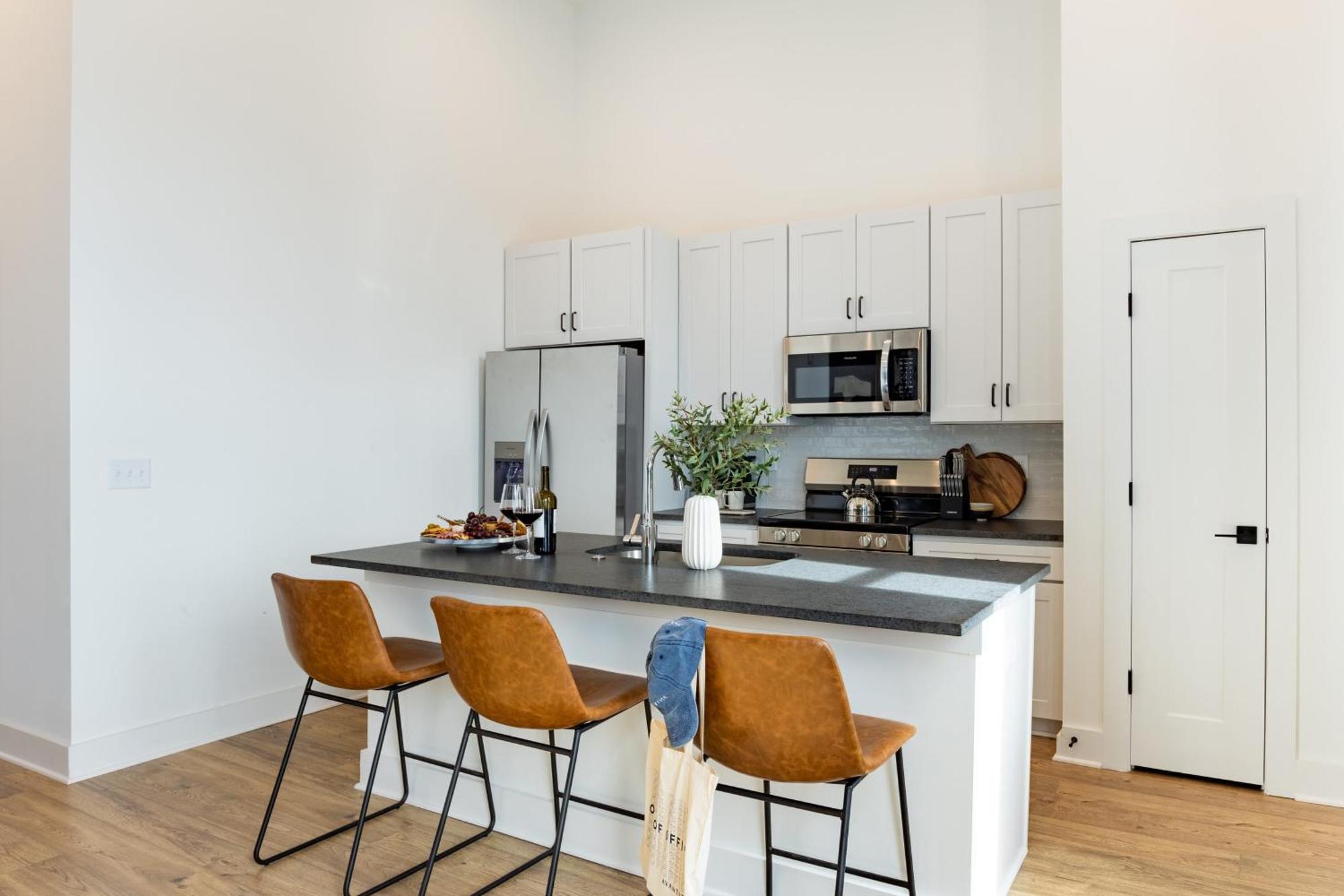 New Build Sleeps 12 2 In Scenic Bluffside Minutes To Downtown Holiday home