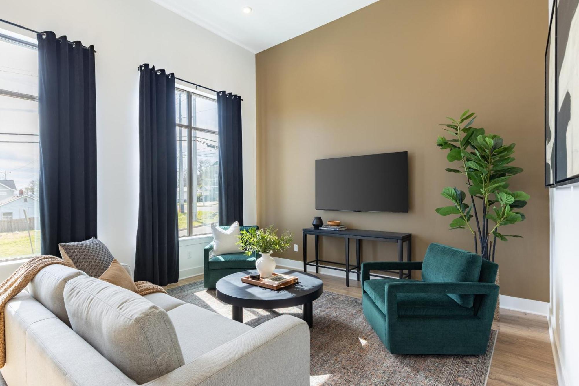 New Build Sleeps 12 2 In Scenic Bluffside Minutes To Downtown Holiday home *