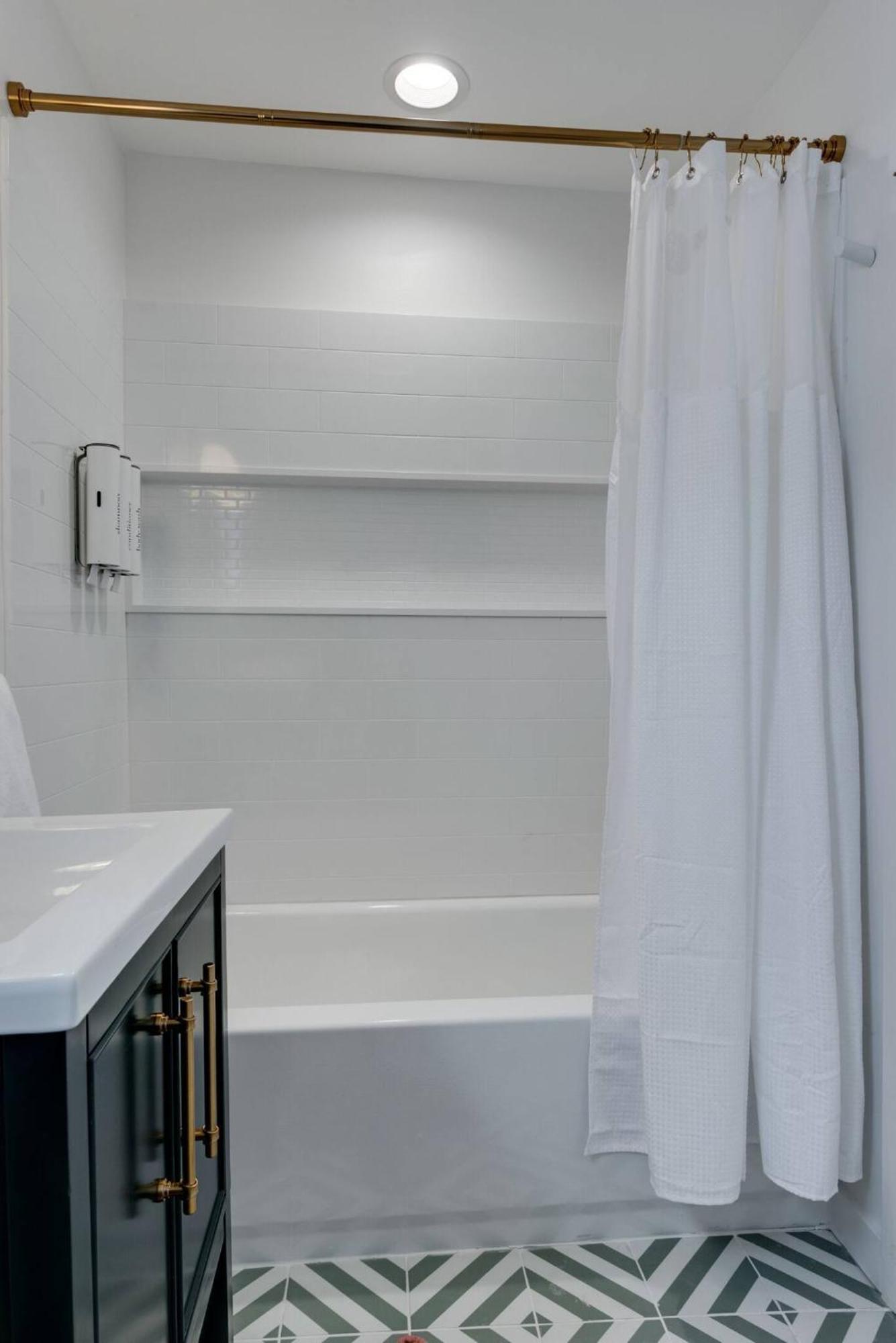 Chic 2 Bed 2 Bath, In 12 South *