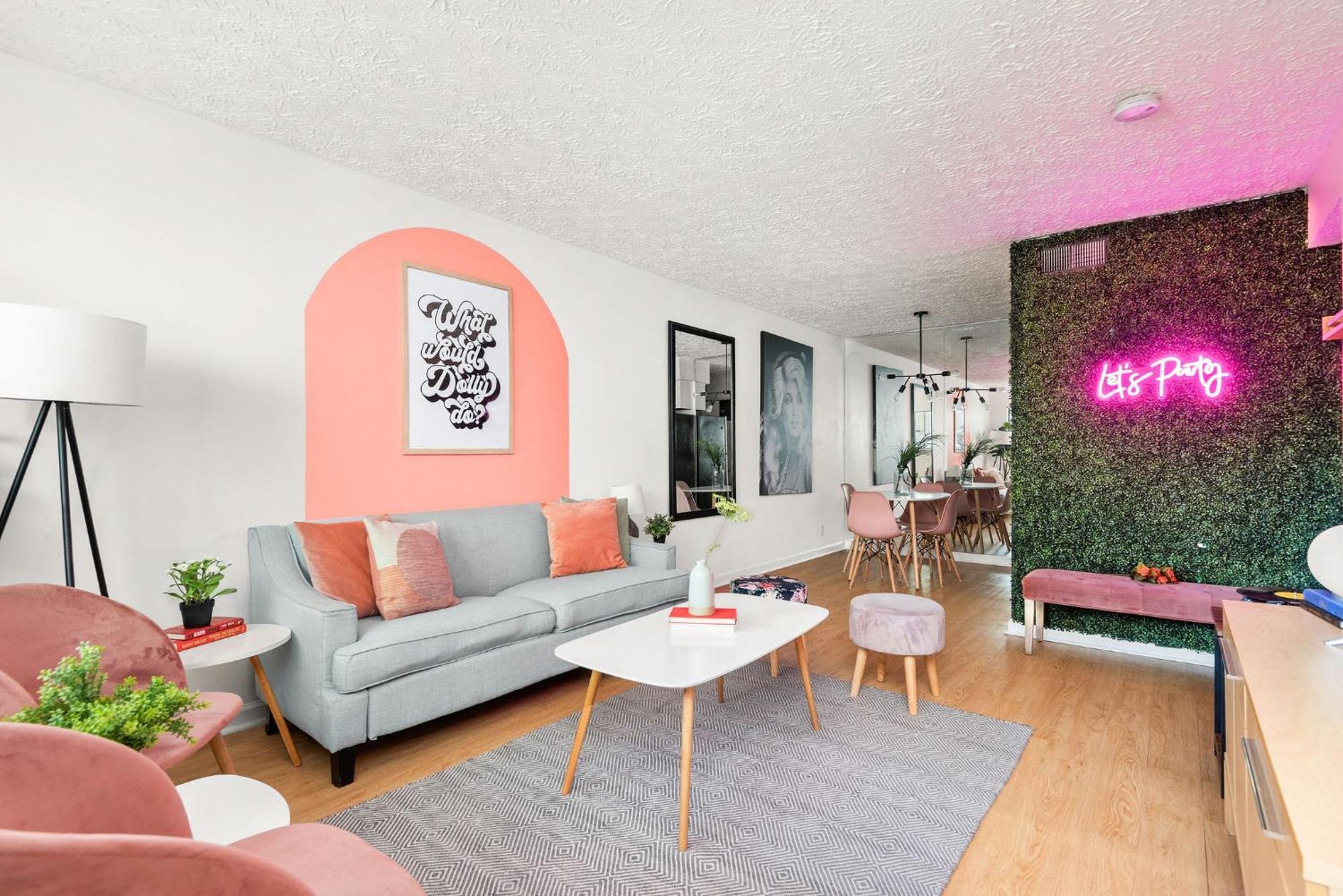 Dolly's Daydream On Music Row!