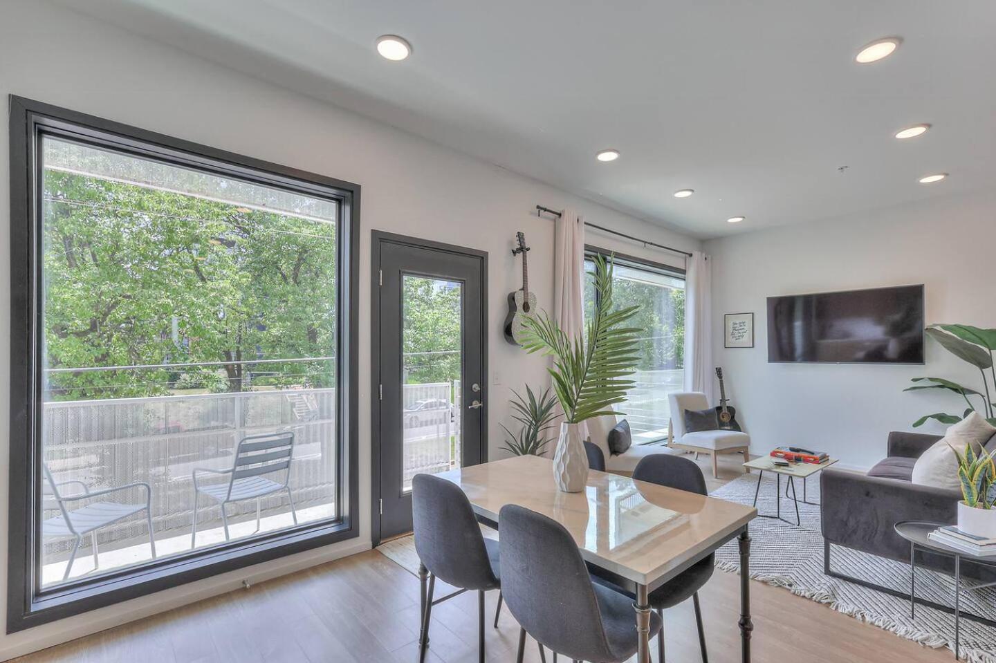 Amazing Downtown W Pool And Free Parking *