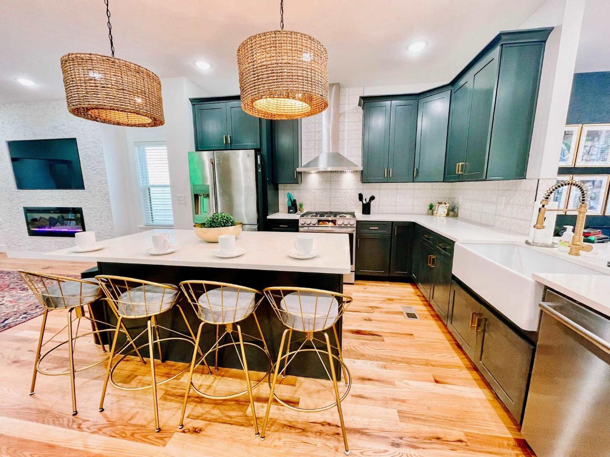 Glamorous 3 Bdr In East - Pet Friendly *