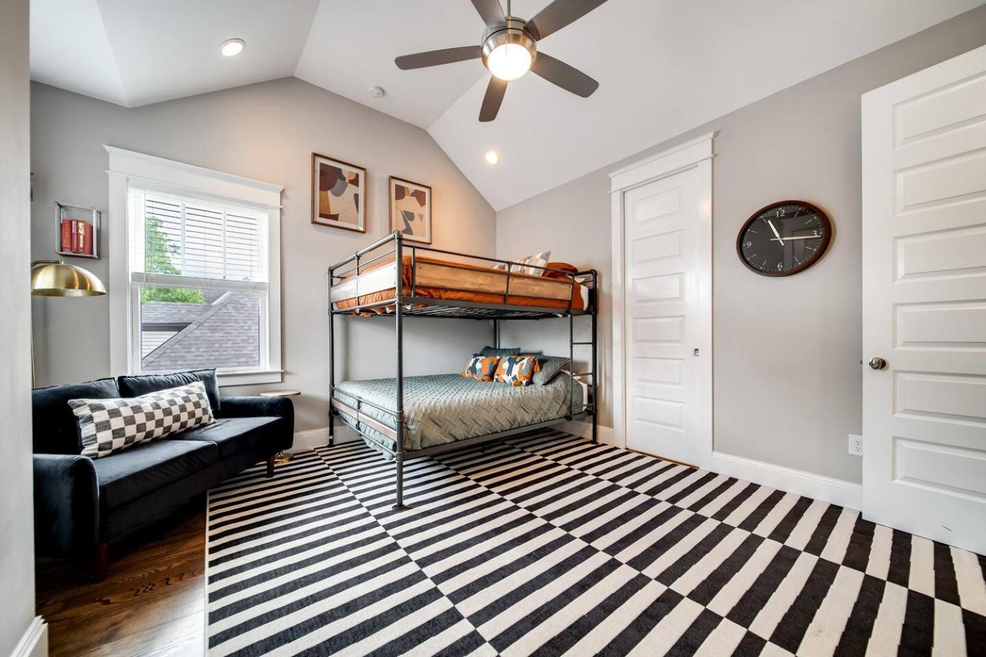 Nell's Haven Two Miles To Downtown & Broadway Holiday home *