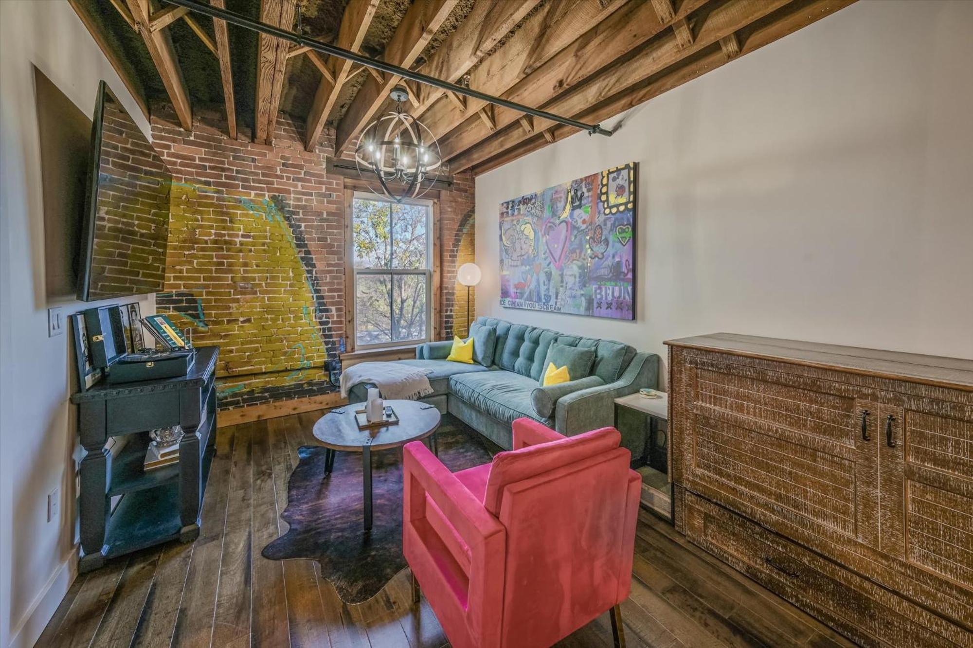Luxe Loft With Speakeasy Parking And 2 Mi To Broadway