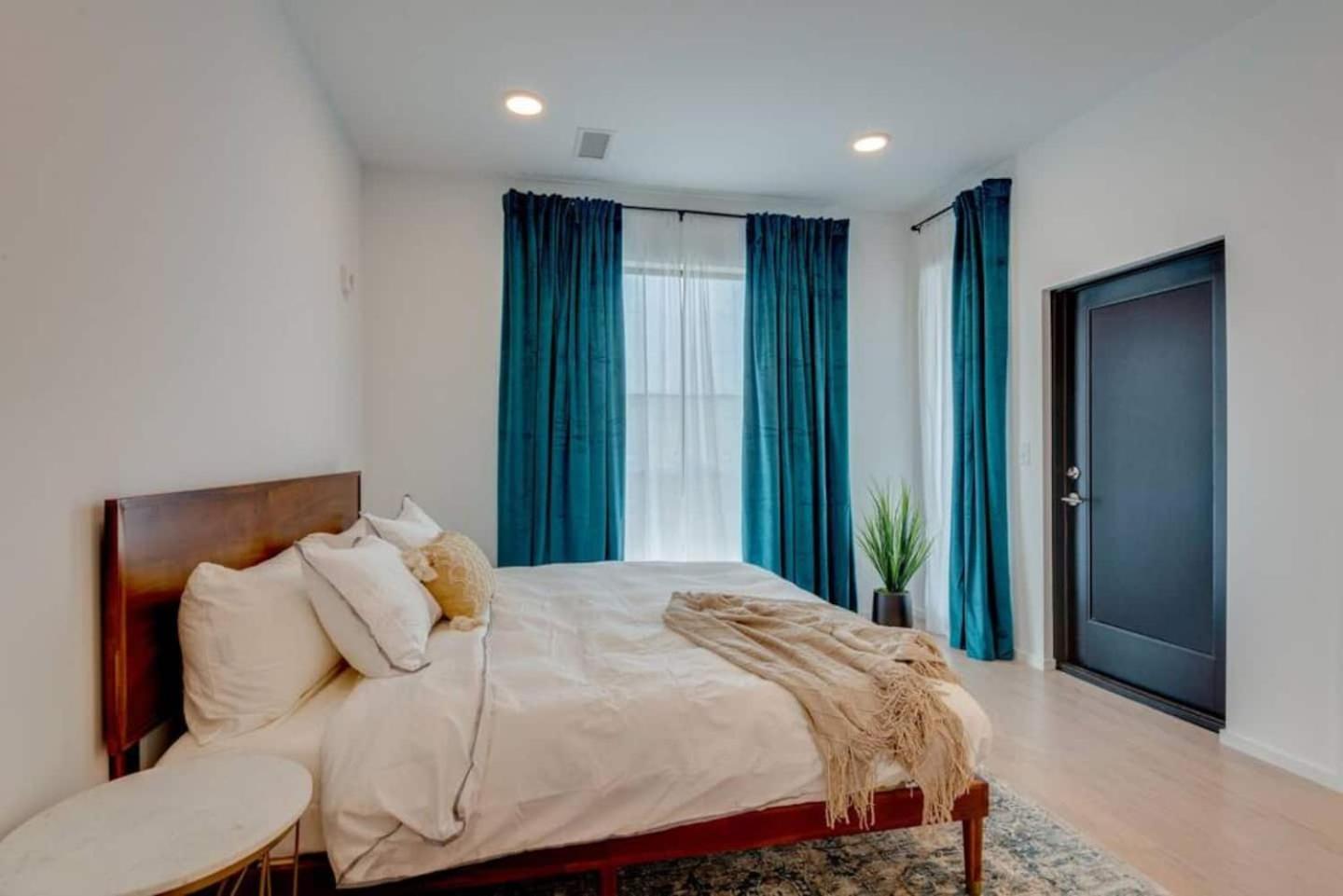 Boutique On Nashville's Riverfront- Eve #201 *