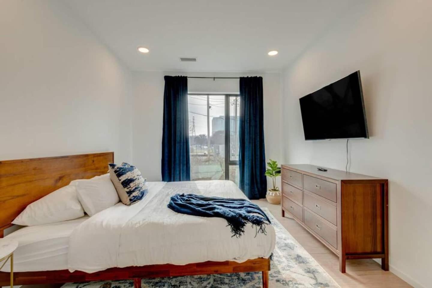 Boutique On Nashville's Riverfront- Eve #201 *