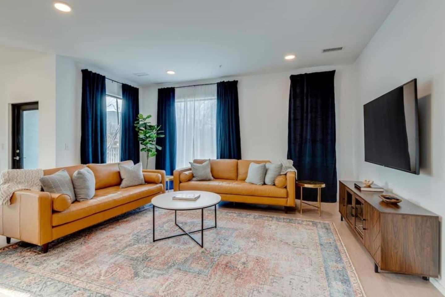 Boutique On Nashville's Riverfront- Eve #201