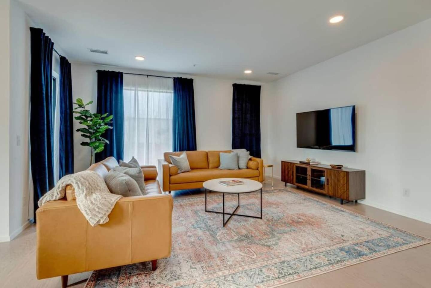 Boutique On Nashville's Riverfront- Eve #201