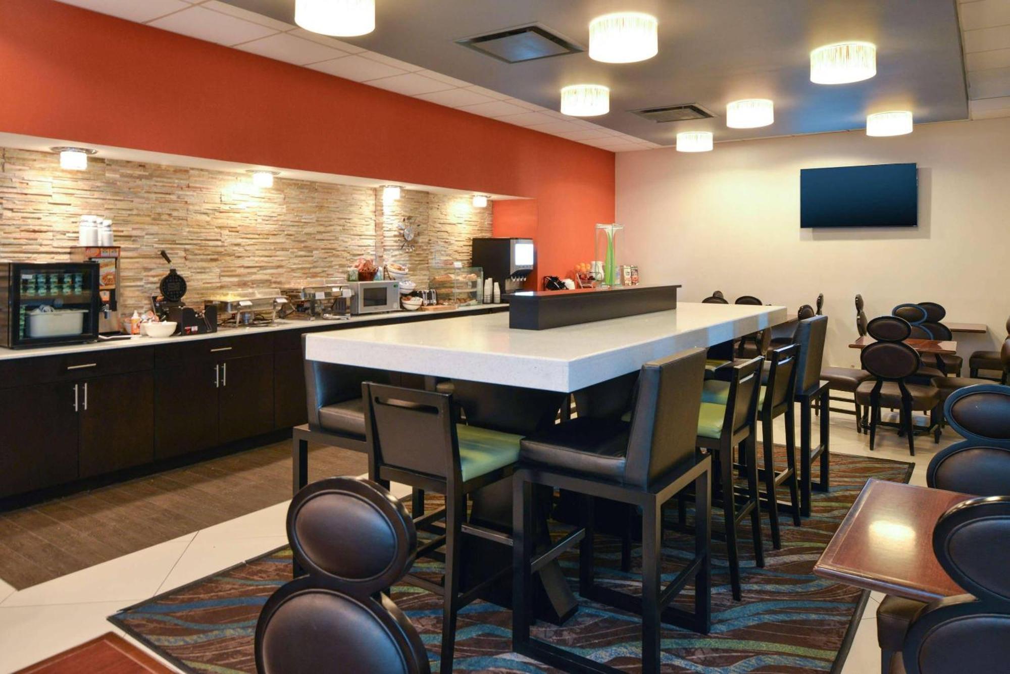 Country & By Radisson Airport Tn 3*