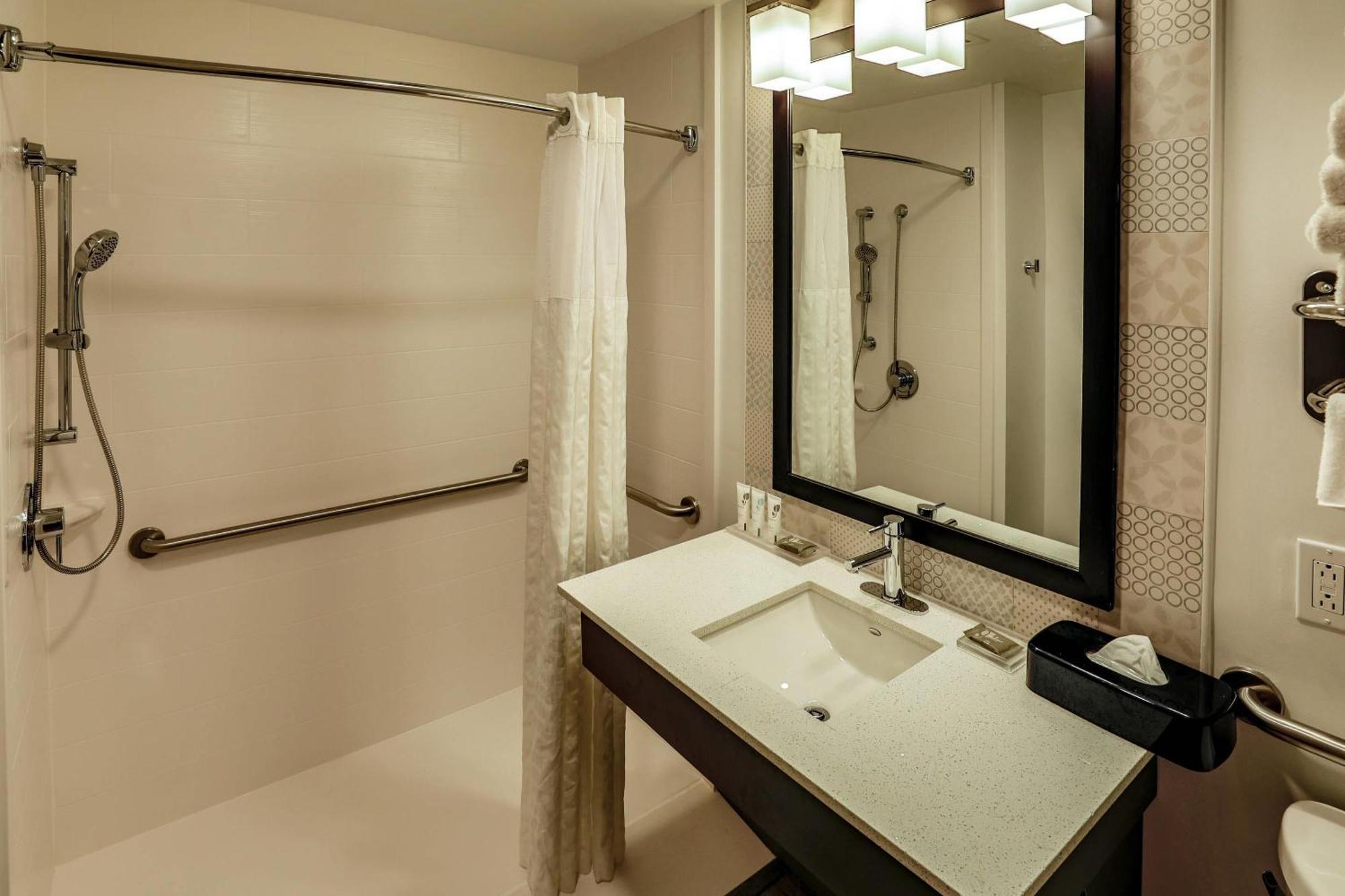 Hotel Country & By Radisson Airport Tn 3*
