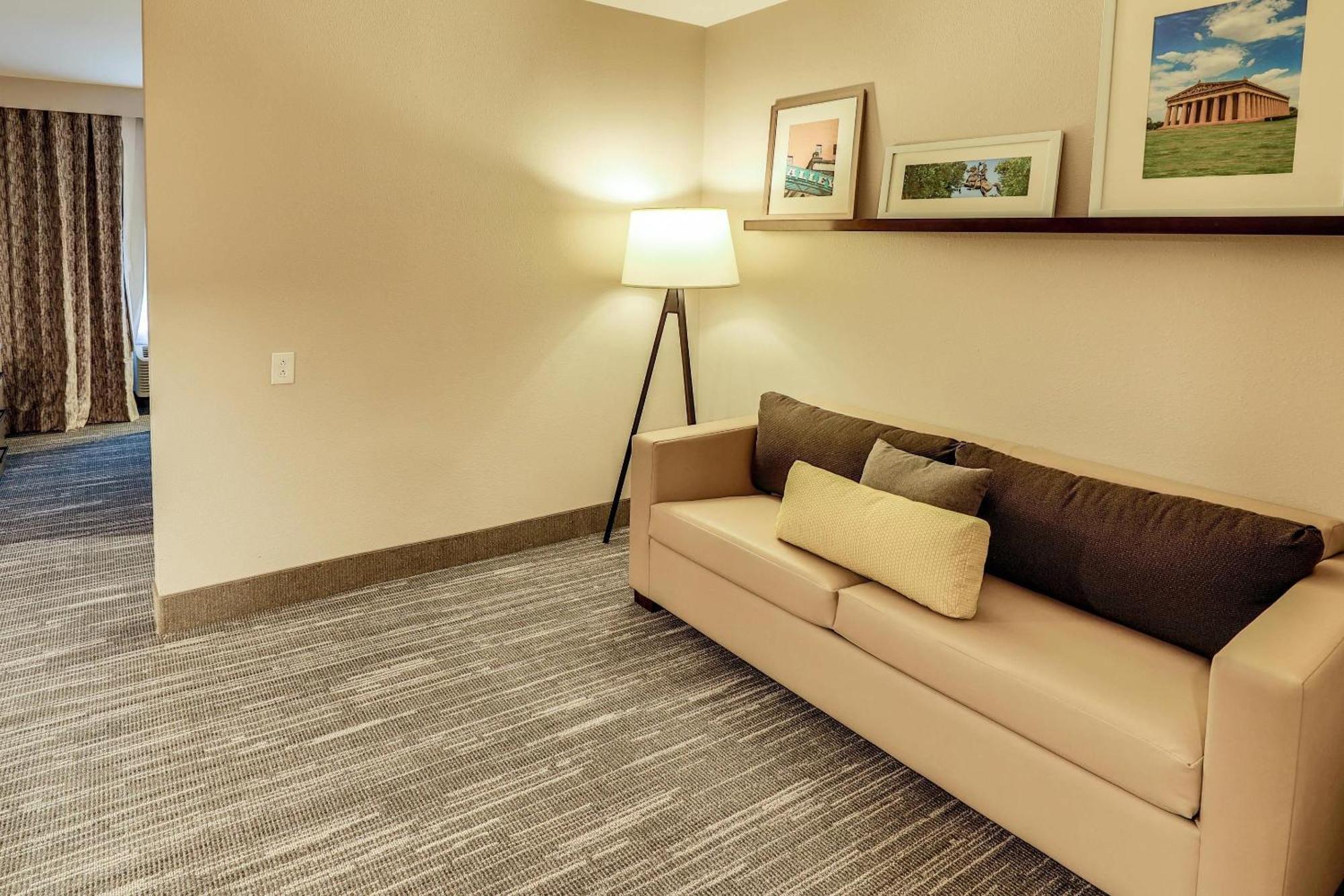 Country & By Radisson Airport Tn Hotel