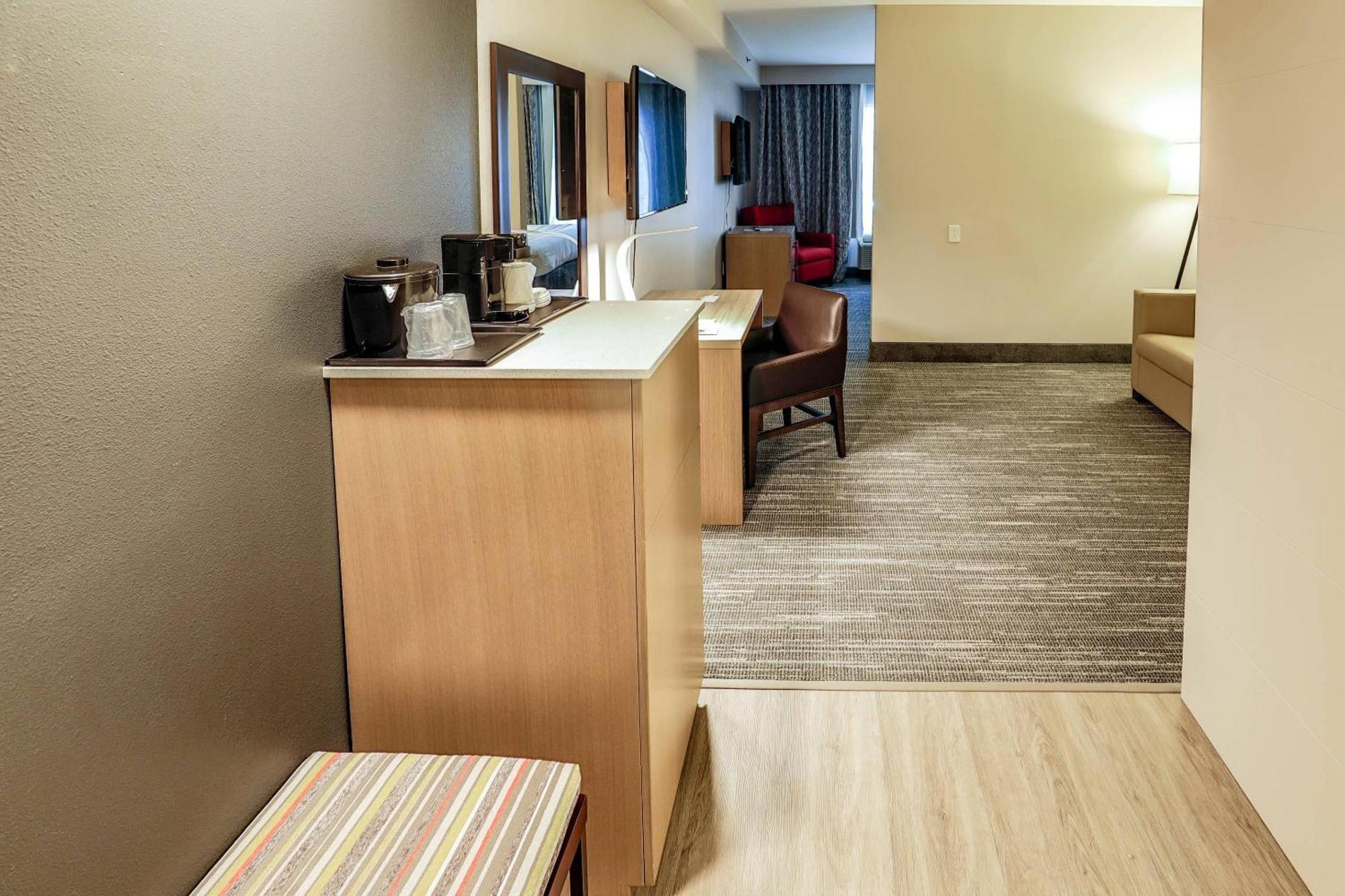 Hotel Country & By Radisson Airport Tn