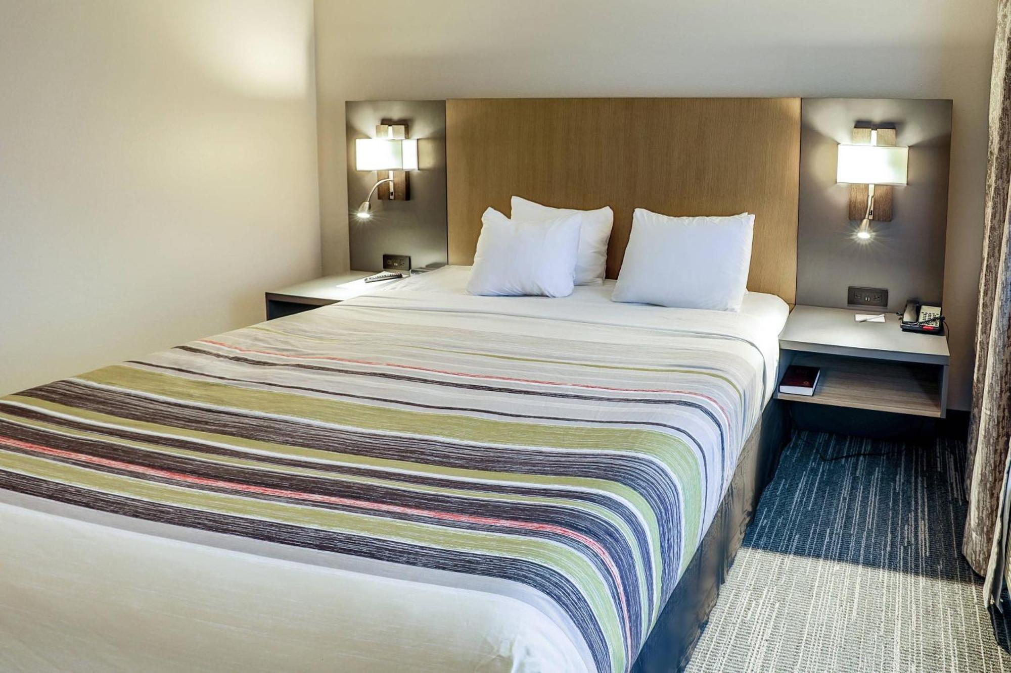 Country & By Radisson Airport Tn Hotel
