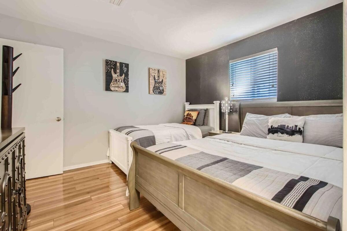 Uncork And Unwind Free Parking Pool Walk To Broadway! Apartment *