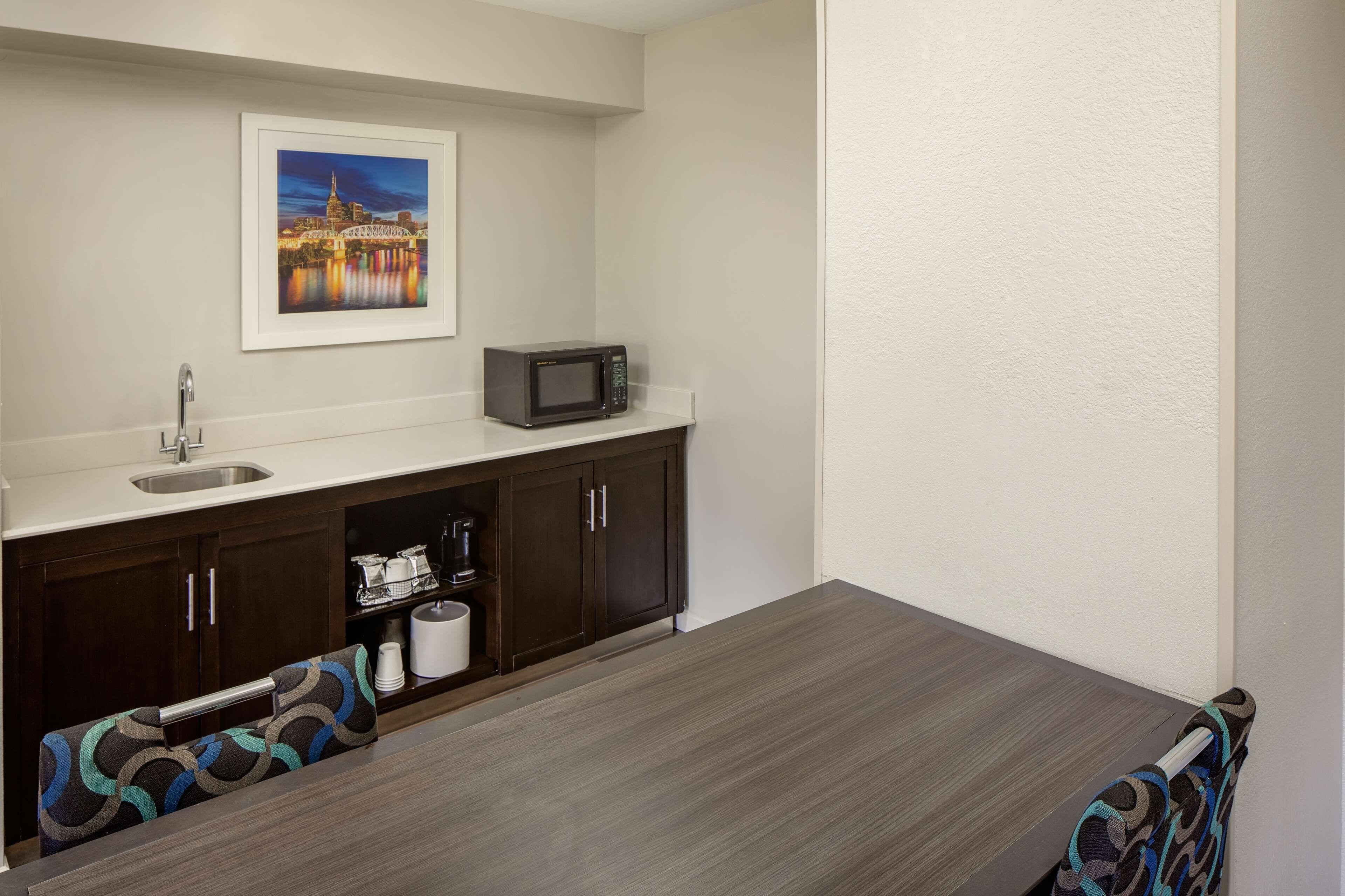 Hampton & Nashville-airport Hotel 3*